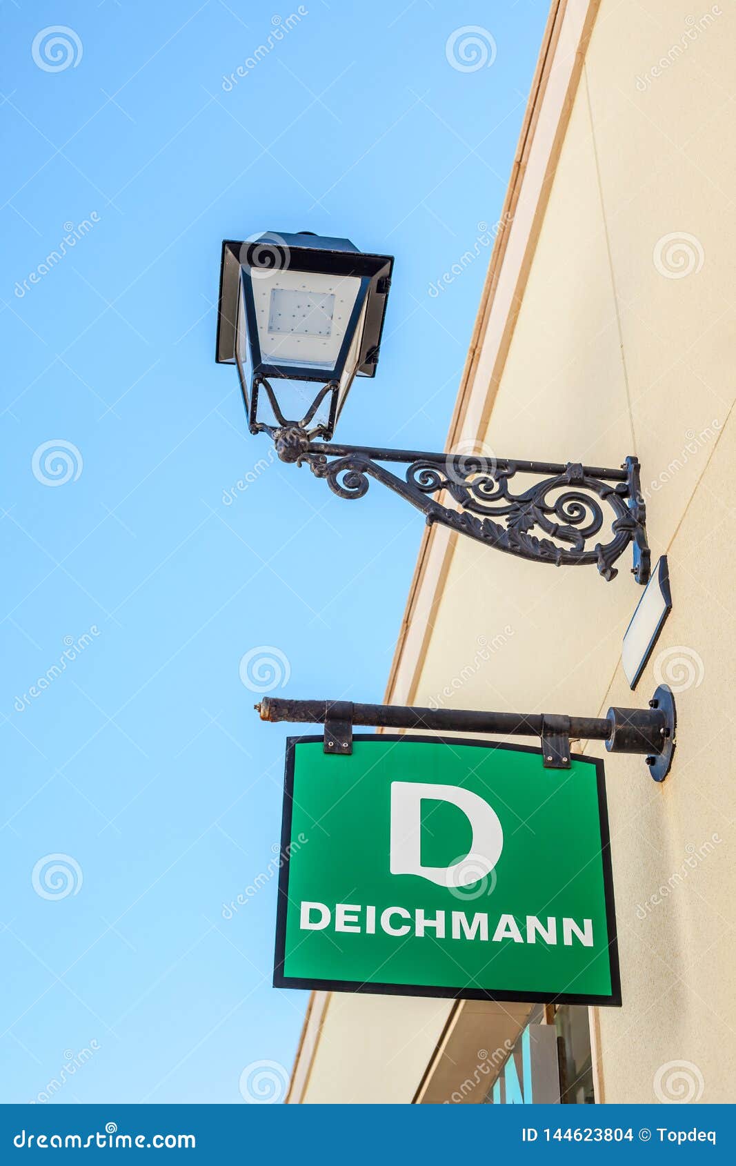 Ydeevne Relaterede Modregning Deichmann Store Photos - Free & Royalty-Free Stock Photos from Dreamstime