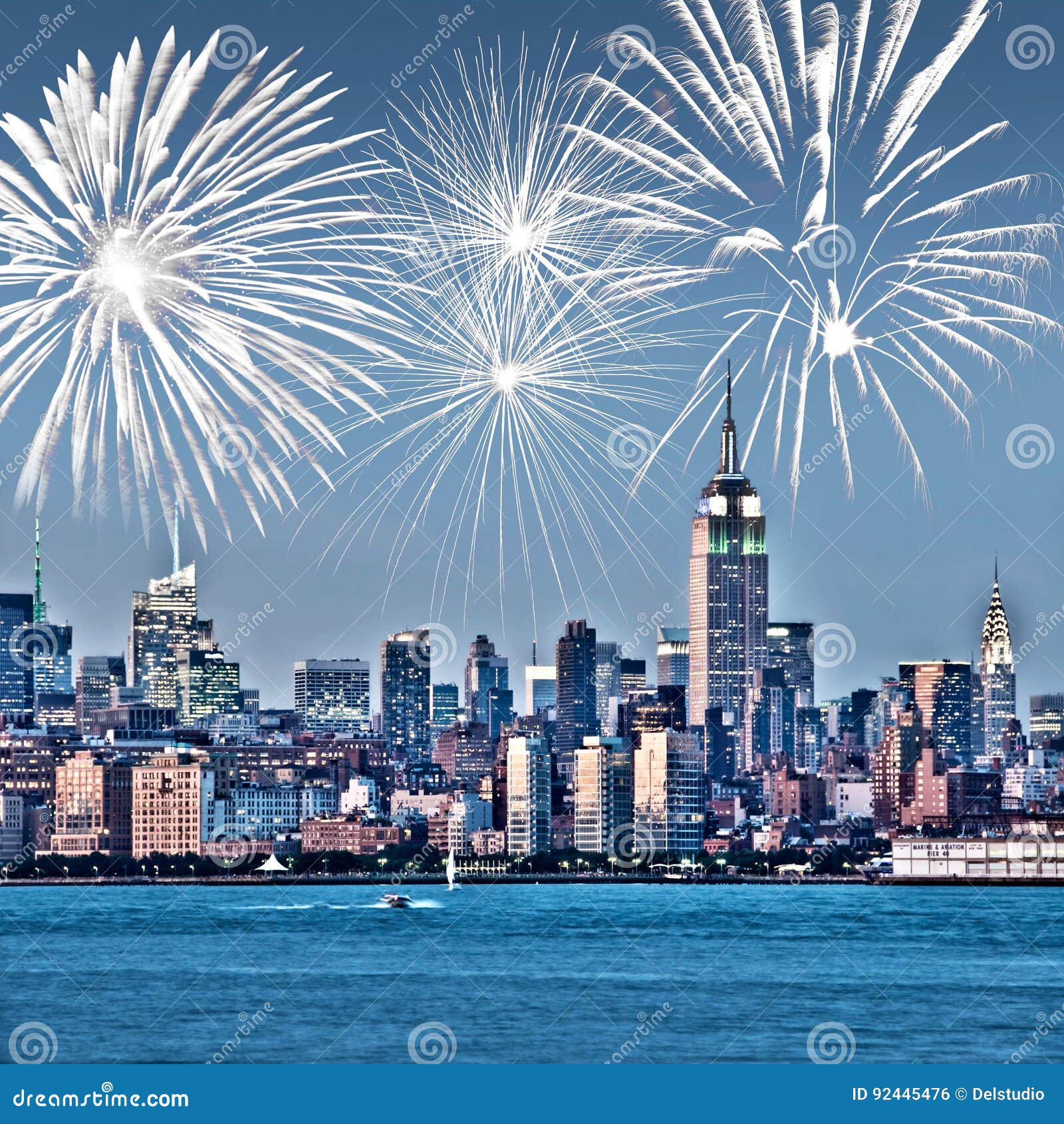 Orizzonte Di New York Manhattan Alla Notte, Fuochi D'artificio Nei  Precedenti, Celebrazione Americana Degli Stati Uniti E Partito Fotografia  Editoriale - Immagine di celebri, naturalizzato: 92445476