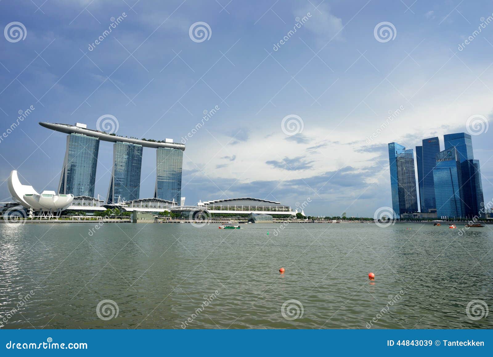 Orizzonte di Singapore. SINGAPORE - 23 AGOSTO: Marina Bay Sands Resort Hotel il 23 agosto 2014 a Singapore È una località di soggiorno integrata ed i mondi la maggior parte della proprietà autonoma costosa del casinò a S$8 miliardo