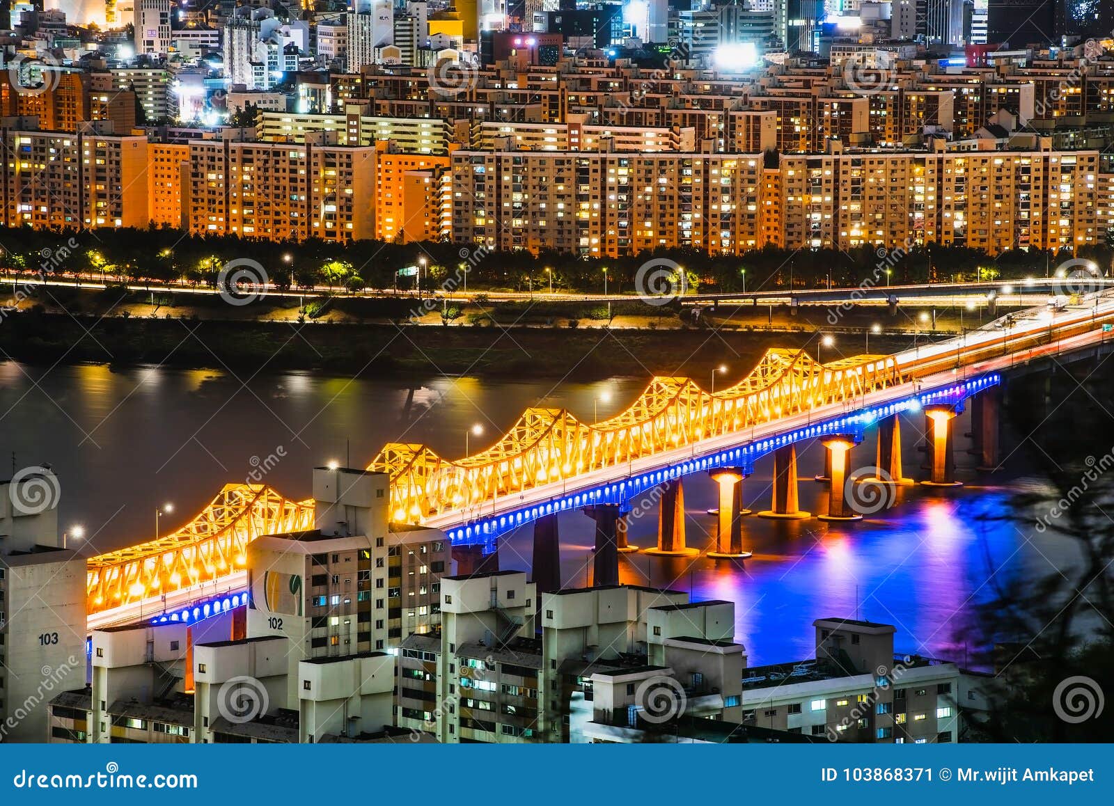 Orizzonte Lotte World Shopping Center di mattina alla notte Su Han River in Corea del Sud. Centro commerciale di Lotte World dell'orizzonte di mattina su Han River Ganges In South Corea