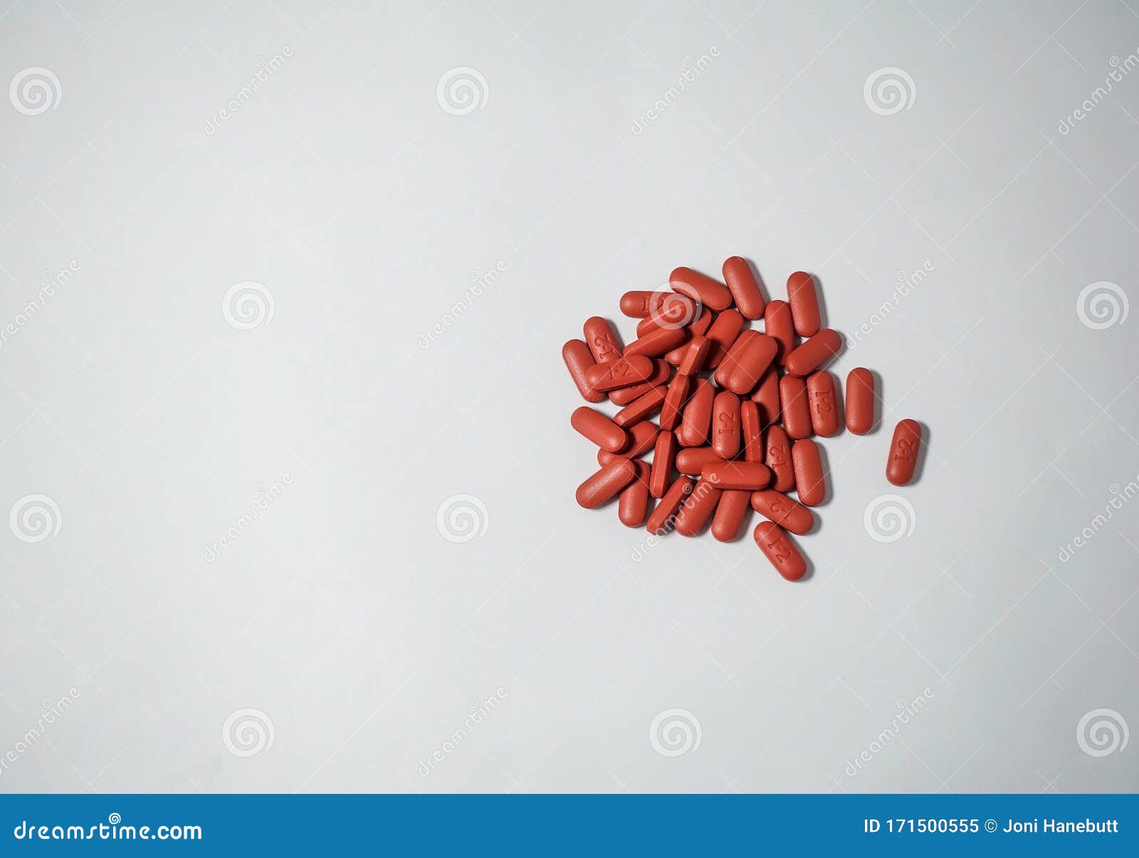 semafor enkelt gang Lily A Pile of Red Tablet Medication in Pill Form Editorial Image - Image of  object, closeup: 171500555