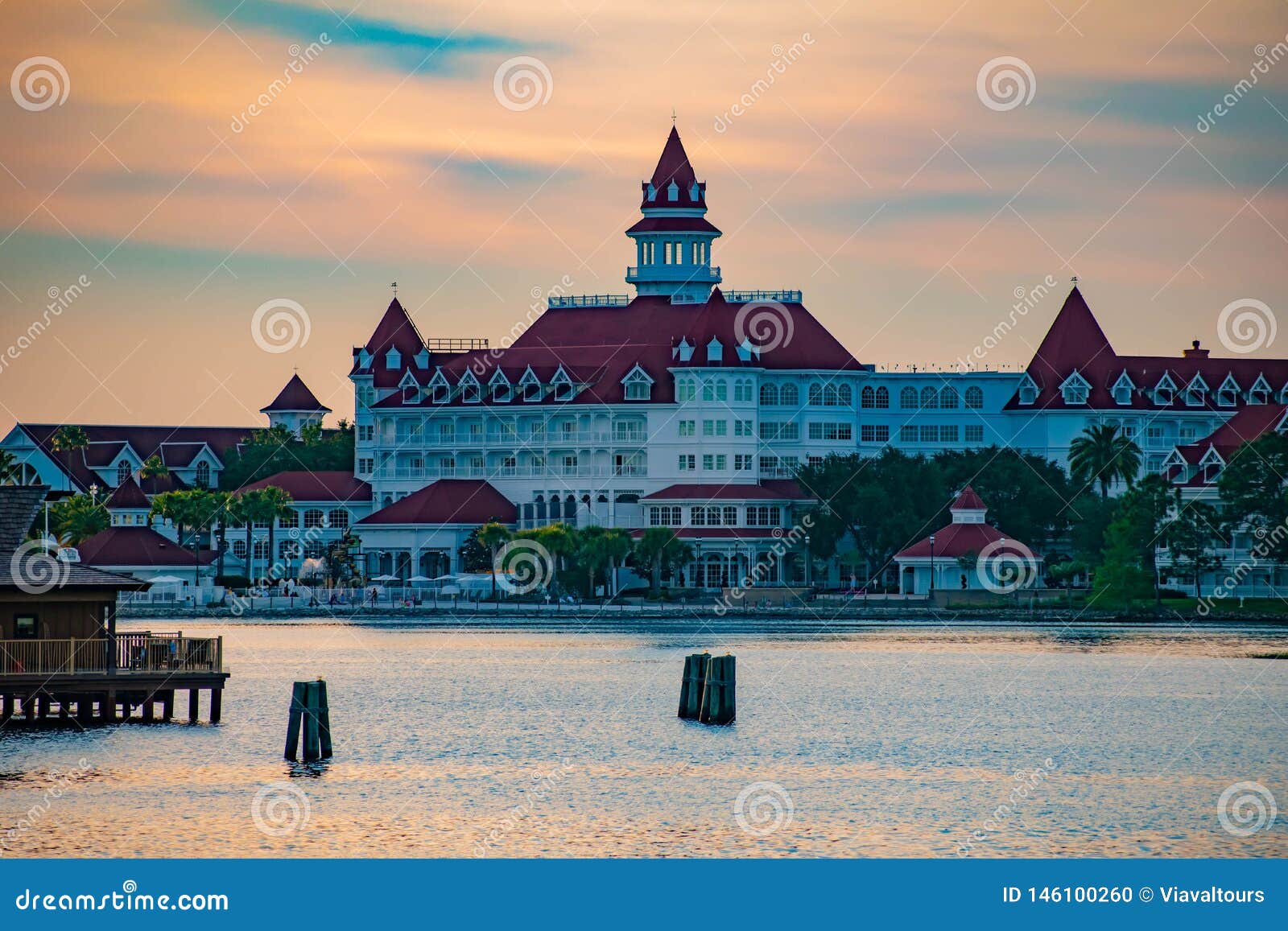 Những hình ảnh tuyệt đẹp về Khu nghỉ dưỡng Grand Floridian của Disney trên hoàng hôn sẽ khiến bạn như lạc vào một thế giới đầy màu sắc và phép màu. Cùng khám phá những căn phòng lộng giới và tiện nghi đầy đủ để bạn có thể thư giãn hoàn toàn trong kỳ nghỉ của mình. 