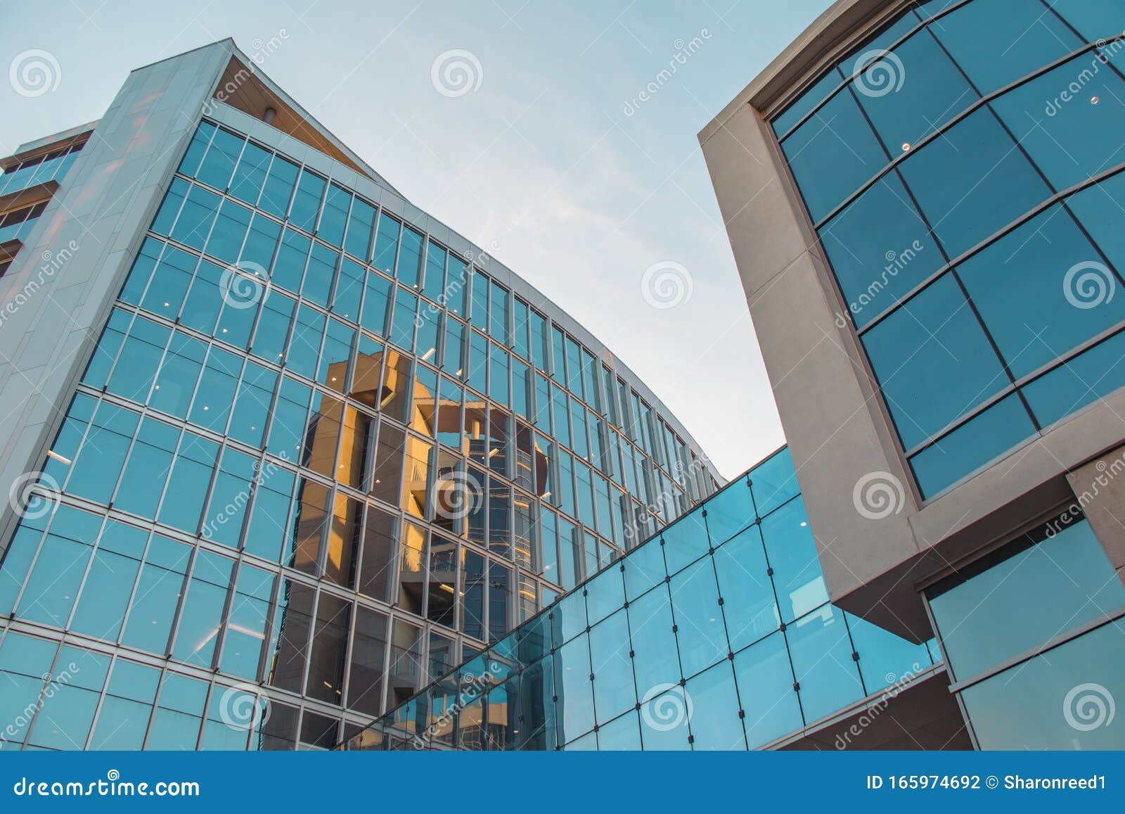 ORLANDO, FLORIDA - NOV 11, 2019: Hospital De Salud Avanzado Con  Arquitectura Moderna Y Ventanas Reflectantes Fotografía editorial - Imagen  de oficinas, salud: 165974692