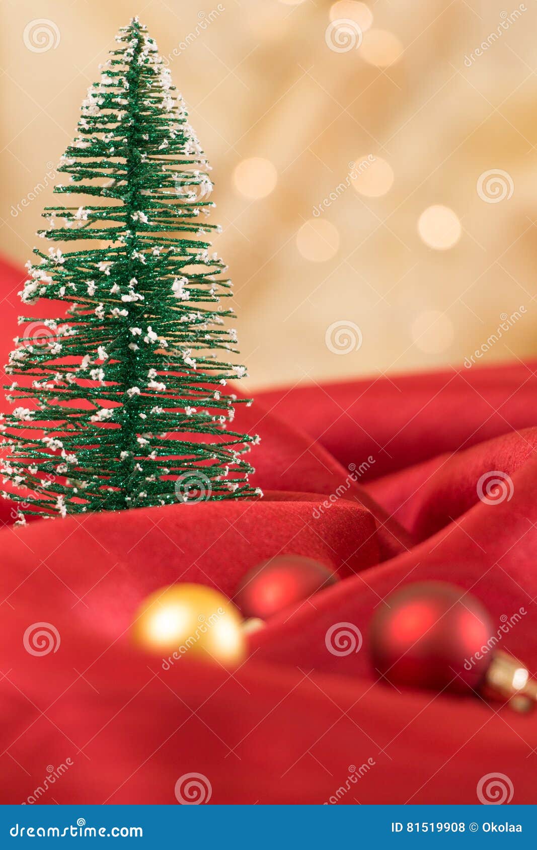 Ornamento Da árvore De Natal, Na Tela Ondulada Vermelha Com Fundo Dourado Do Bokeh Foto de Stock - Imagem de tela, inverno: 81519908 Ornamento Da árvore De Natal, Na Tela Ondulada Vermelha Com Fundo Dourado Do Bokeh Foto de Stock - Imagem de tela, inverno: 81519908
