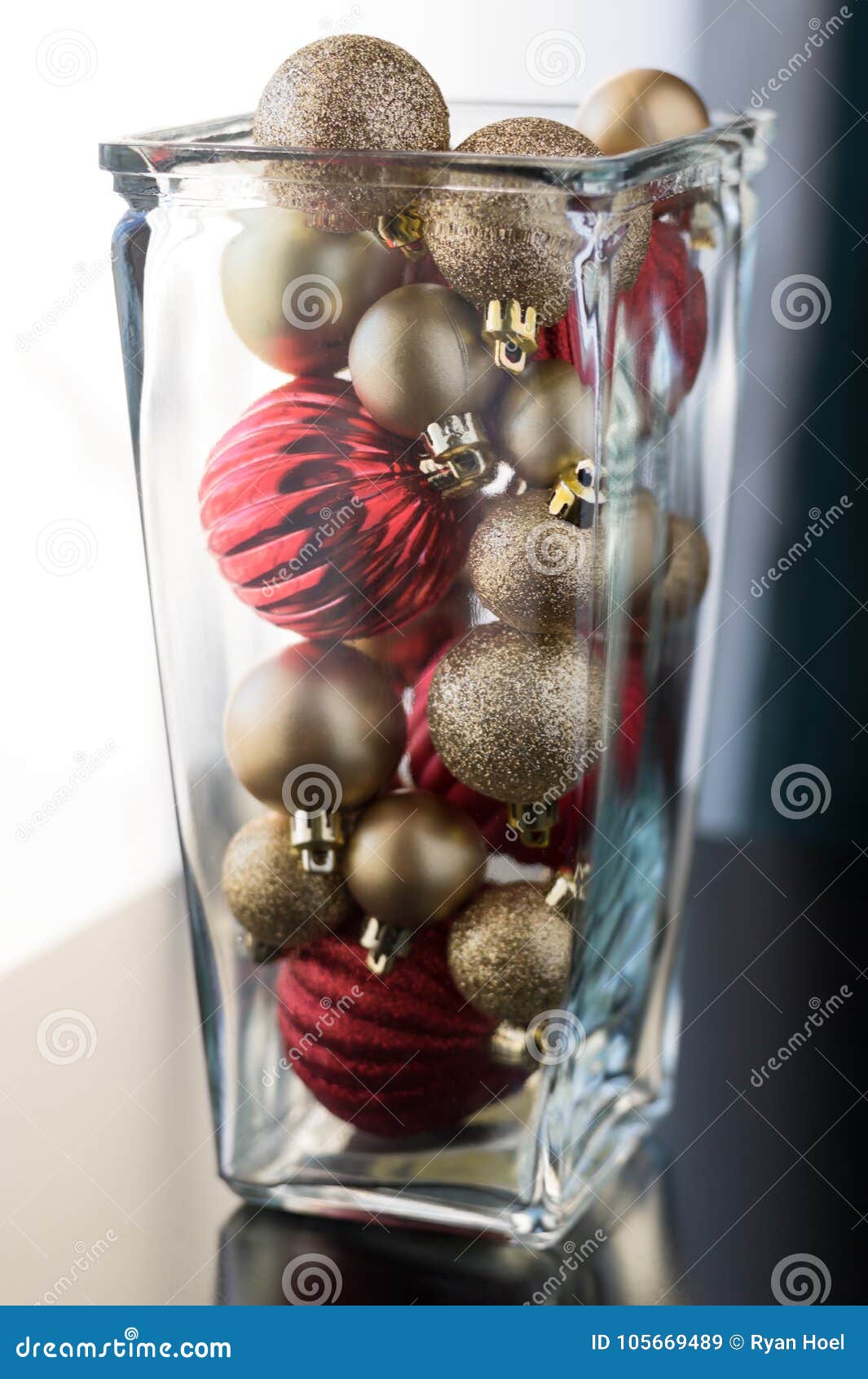 Ornamento Da Bola Do Natal No Frasco De Vidro Para a Decoração Imagem de  Stock - Imagem de alegre, vidros: 105669489