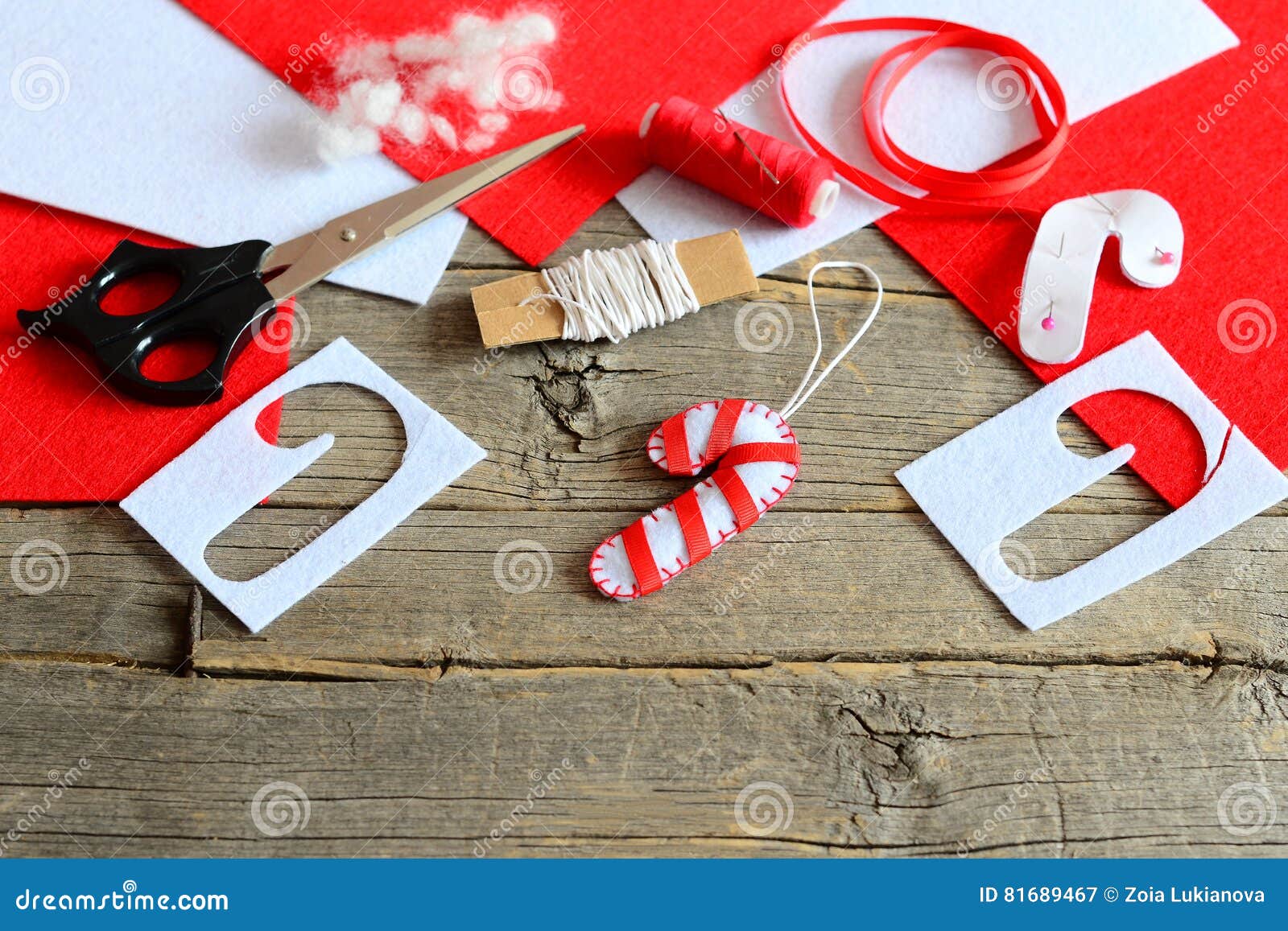Ornamento Do Bastão De Doces Do Natal De Feltro, Tesouras, Molde De Papel, Linha, Agulha, Partes Vermelhas E Brancas De Feltro E Imagem de Stock - Imagem de material, presente: 81689467 Ornamento Do Bastão De Doces Do Natal De Feltro, Tesouras, Molde De Papel, Linha, Agulha, Partes Vermelhas E Brancas De Feltro E Imagem de Stock - Imagem de material, presente: 81689467