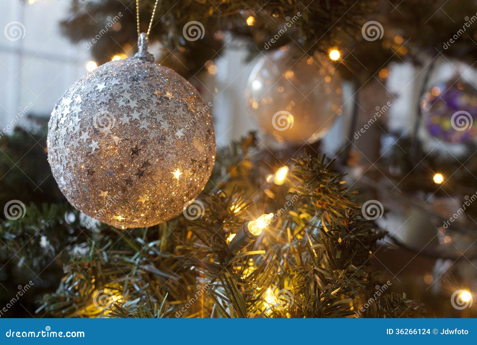 Ornamento do Natal. Decorative ornaments hanging on a Christmas tree.