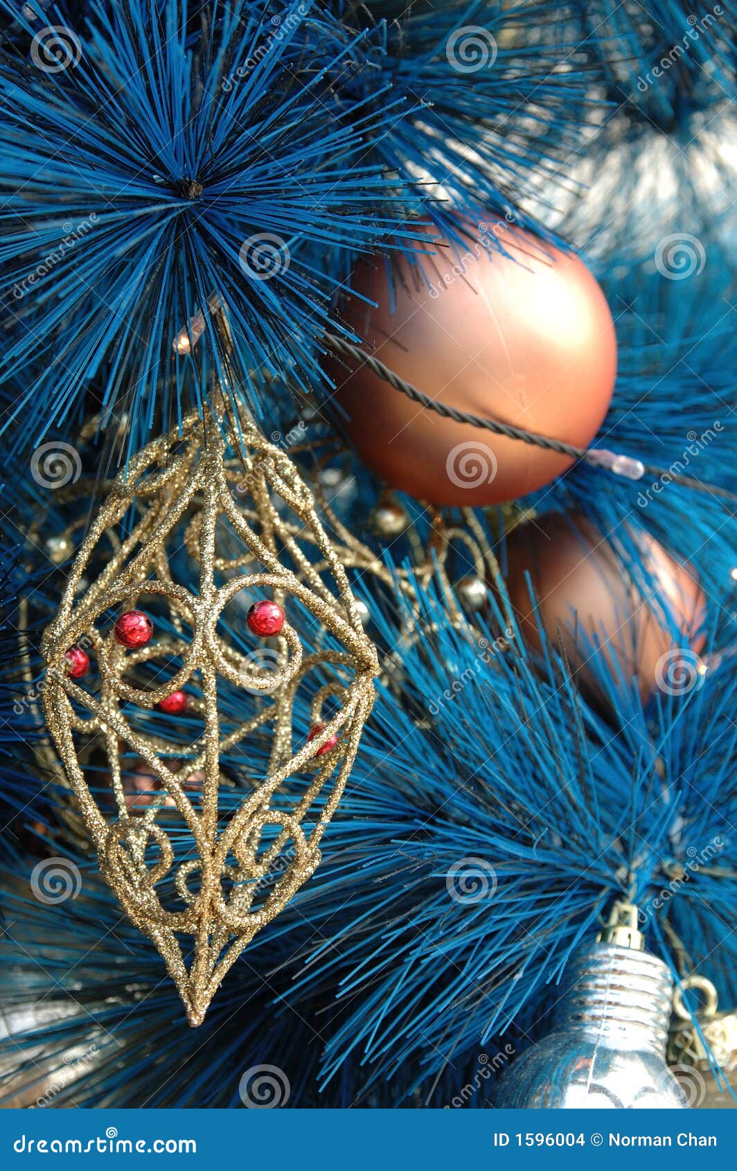 Ornamento Dourado Na árvore De Natal Azul Foto de Stock - Imagem de dourado,  barulho: 1596004