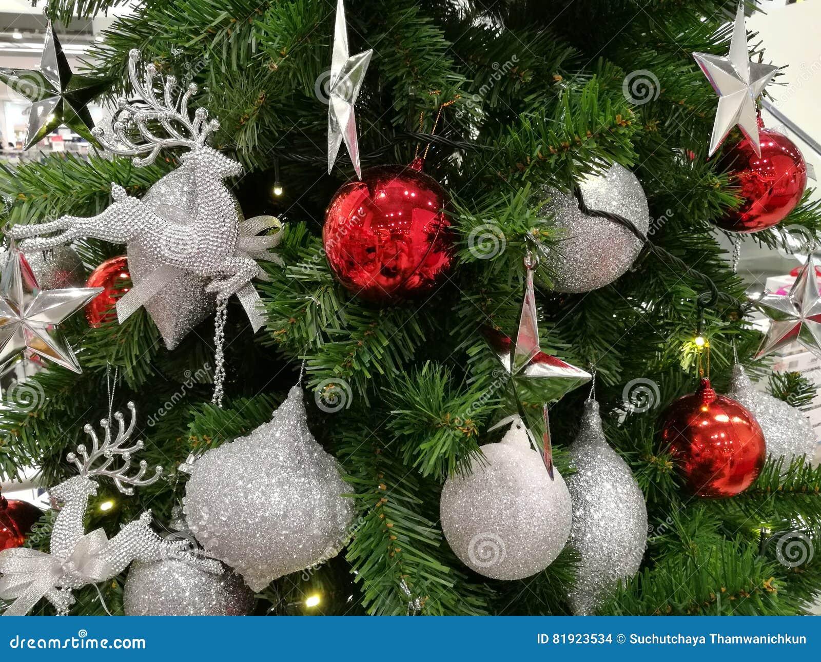 Ornamento Embelezados Da Prata Do Brilho Da Decoração Da árvore De Natal E  Bola Vermelha Foto de Stock - Imagem de barulho, ornamento: 81923534