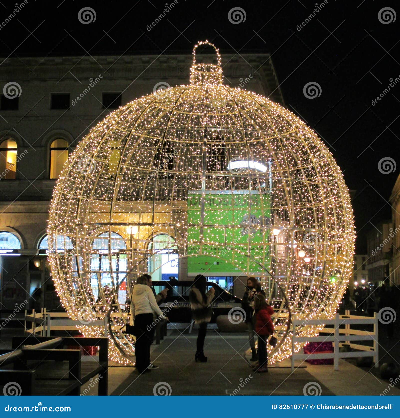 Ornamento Gigante Da Bola Do Natal Fotografia Editorial - Imagem de gigante,  caveira: 82610777