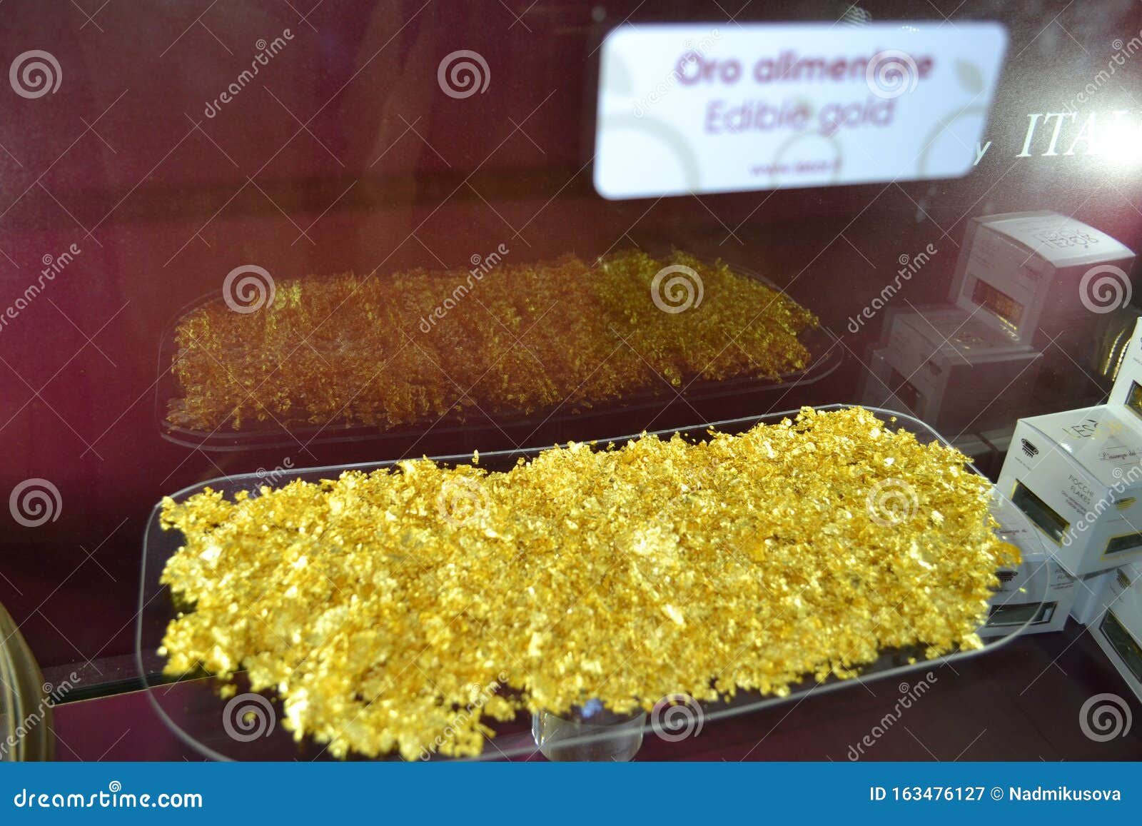 Oro Comestible Expuesto En Feria Fotografía editorial - Imagen de  comercial, escama: 163476127