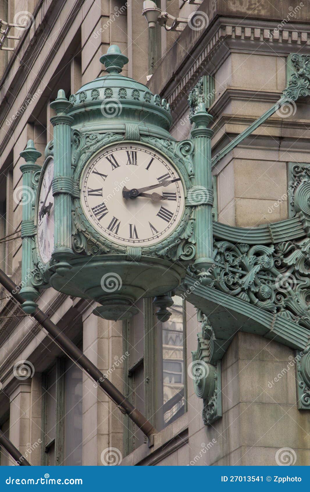 Orologio del limite del Chicago dentro. Orologio del limite in Chicago fuori dalla via della condizione