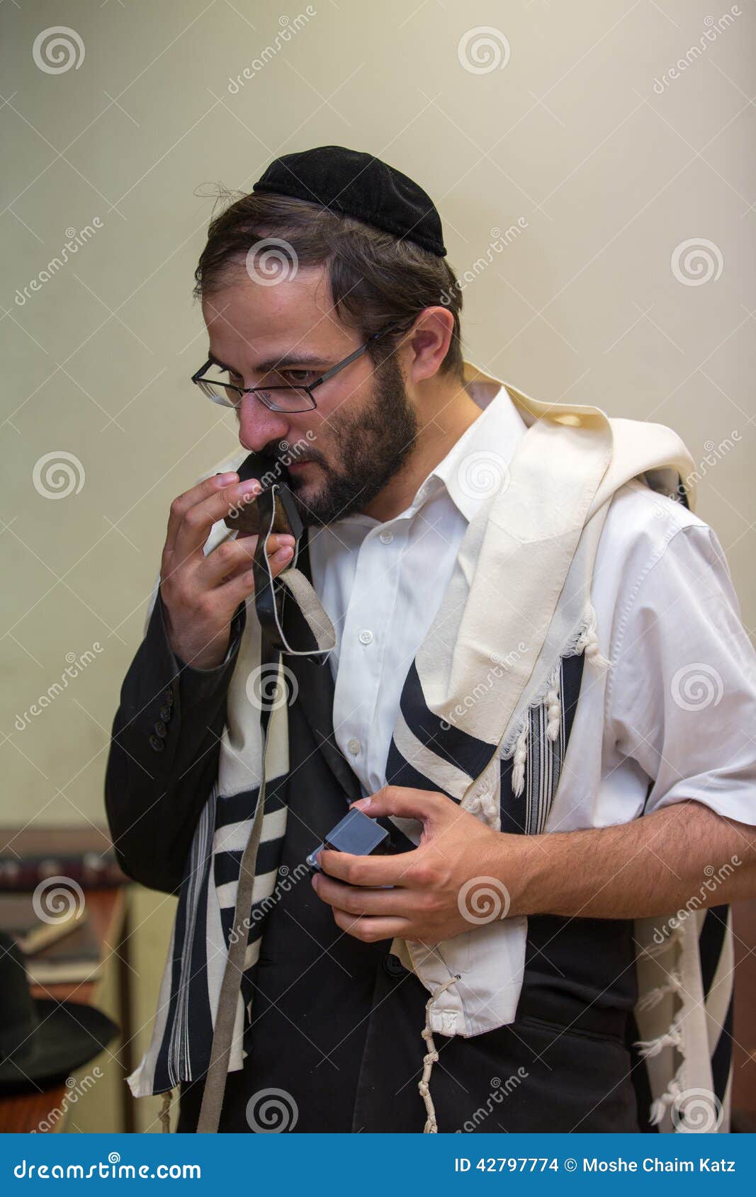 orthodox cleans the place of tefillin after prayers