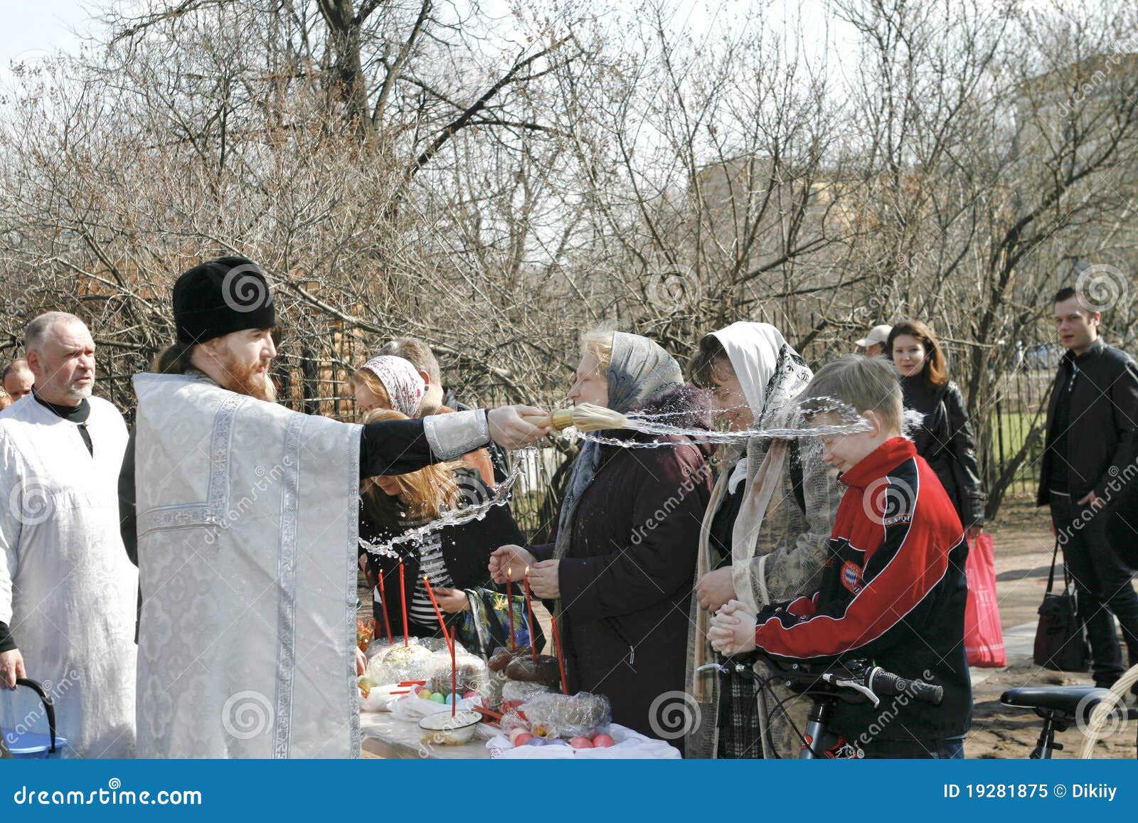 orthodox-priest-spatter-holy-water-19281