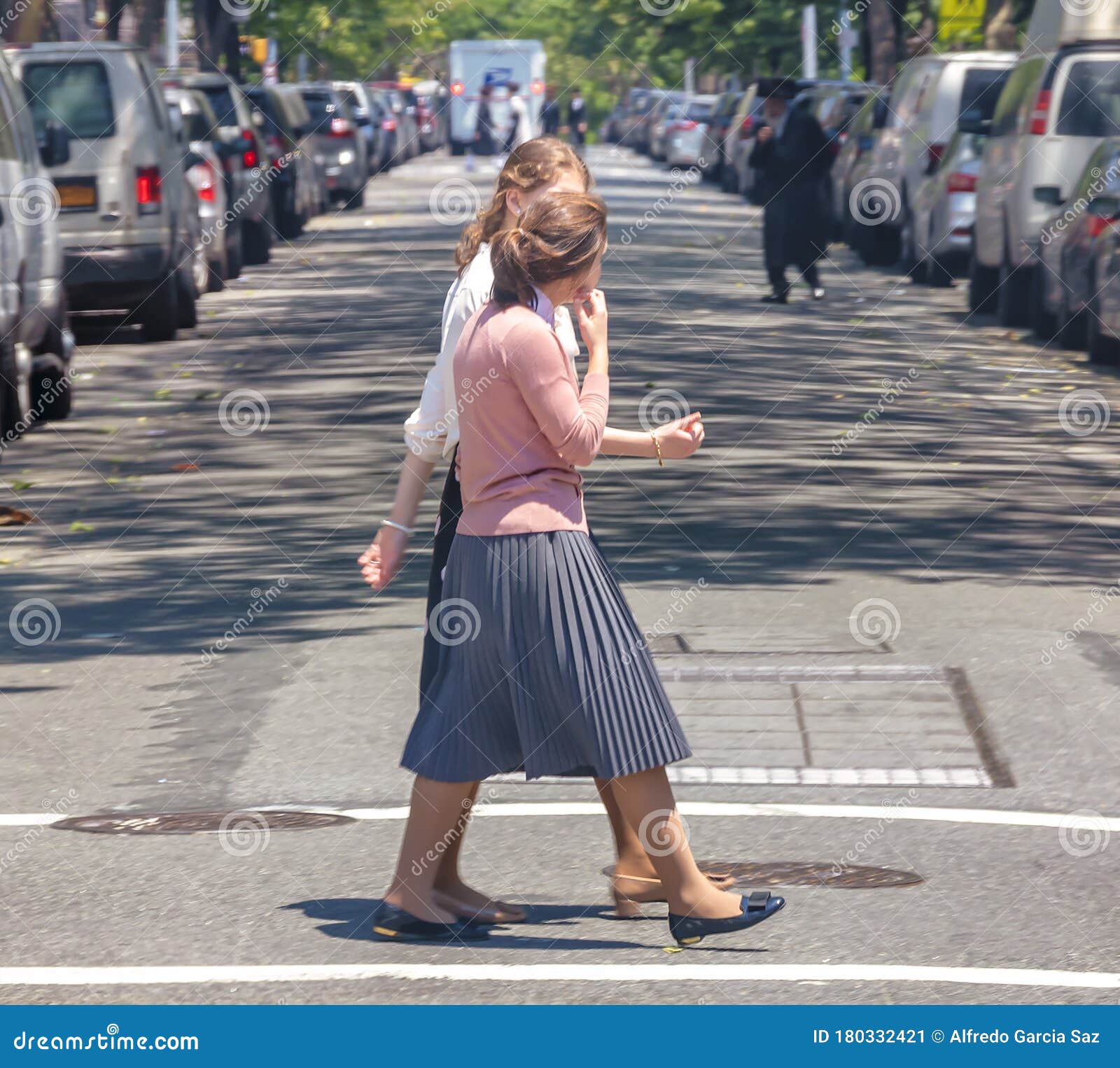 Ironisch hoed Tact Orthodoxe Joodse Vrouwen Dragen Speciale Kleding Op De Schabbat in  Williamsburg Brooklyn New York Redactionele Foto - Image of joods, bidden:  180332421