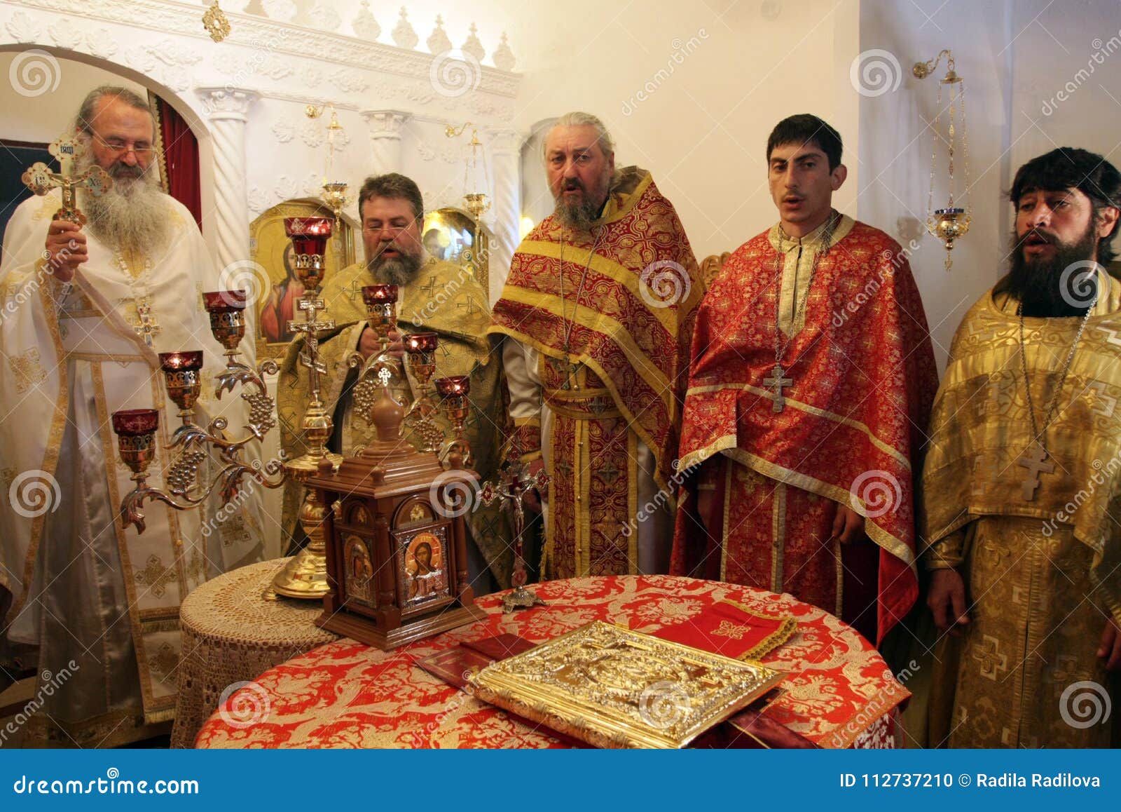 Orthodoxe Kirche Priester - Orthodoxe Priester Wahrend Der Liturgie Wahrend Der Ostern Feiertagsgebete In Der Kleinen Kirche Im Dorf Von Inspektion Bulgarie Redaktionelles Bild Bild Von Rite Jesus 112737210