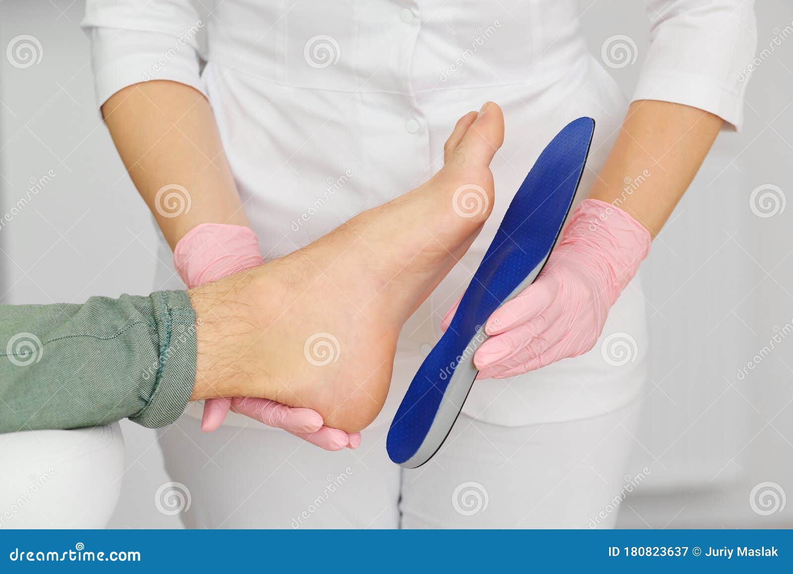 orthopedic insoles. fitting orthotic insoles. flatfoot treatment. podiatry clinic