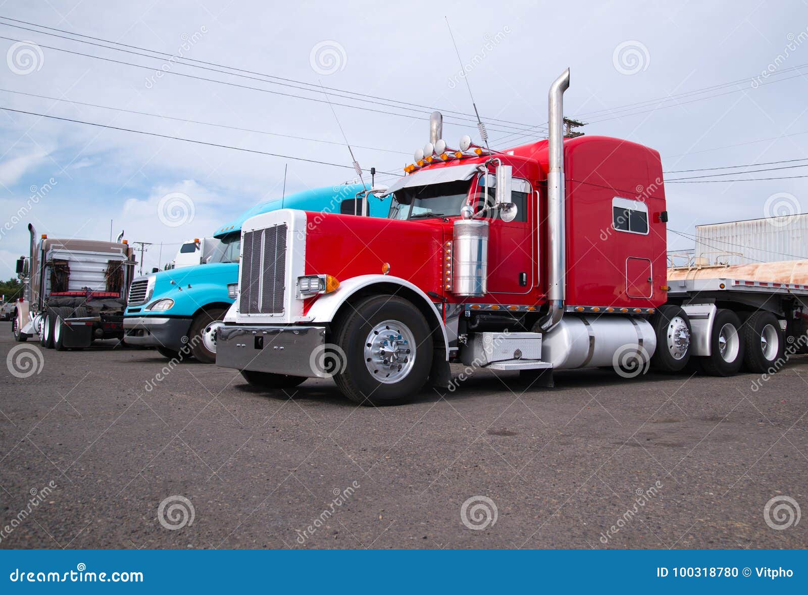 Diferentes Fazem Caminhões-caminhões Grandes Ficarem Na Fila No  Estacionamento Do Caminhão Marcado Com Linhas Foto de Stock - Imagem de  carregador, frota: 157625350