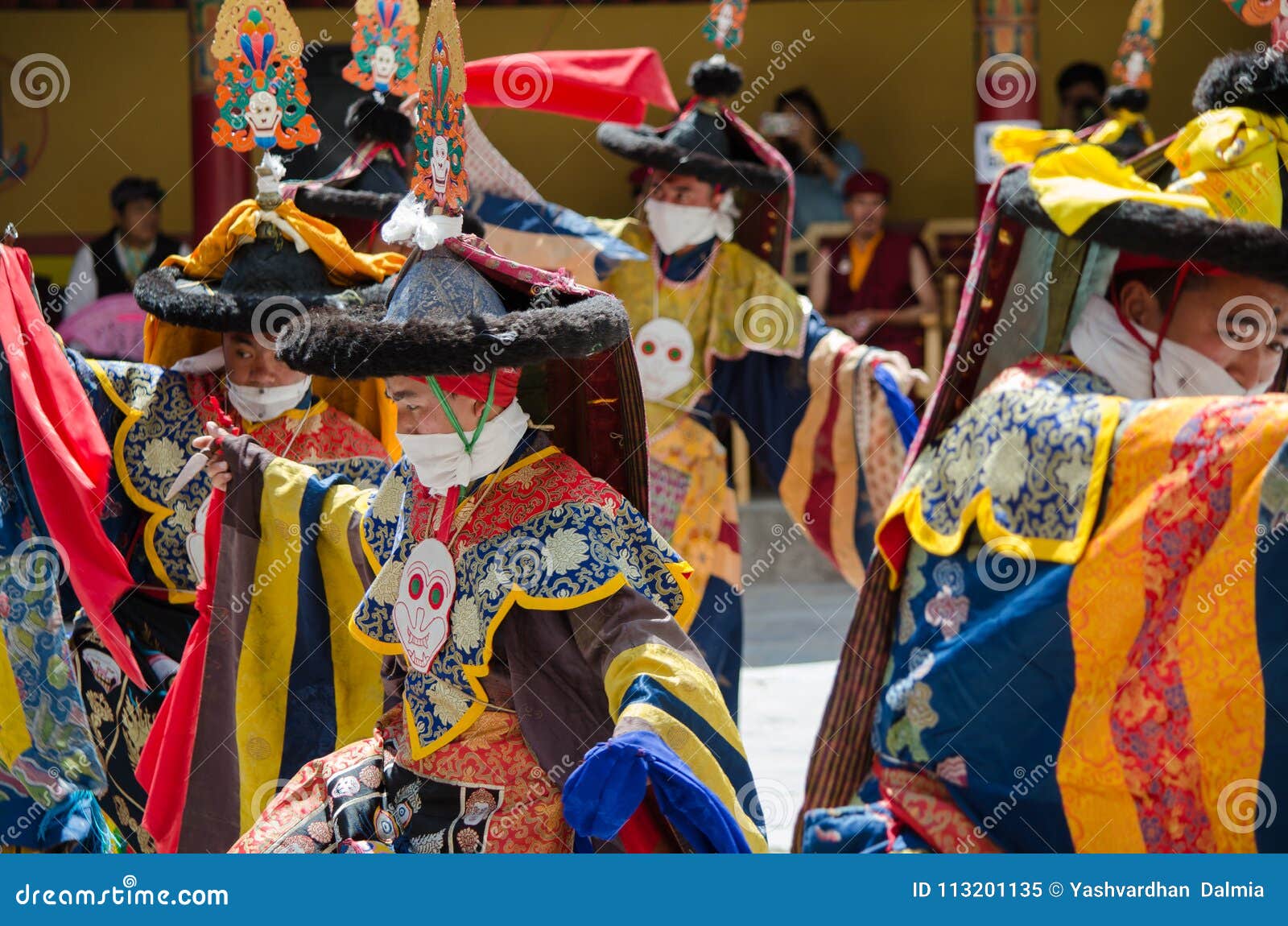 Os dançarinos mascarados em Ladakhi tradicional trajam a execução durante o festival anual de Hemis. Cidade de Leh, Ladakh, Índia Data: 07/03/2017 Os dançarinos mascarados em Ladakhi tradicional trajam a execução durante o festival anual que ocorre no monastério de Hemis, um Gompa budista de Hemis situado na cidade de Leh, Ladakh, Índia