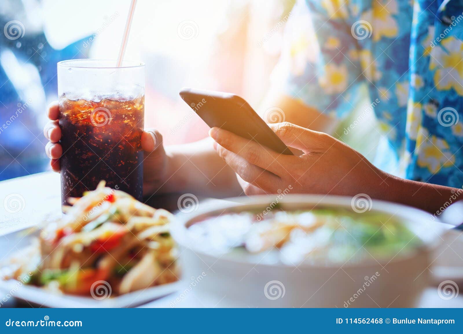 Os homens jogam a posse do smartphone e da mão do anel-D macio de vidro no café com referência a. Os homens jogam a posse do smartphone e da mão do anel-D macio de vidro no alimento da espera do restaurante do café