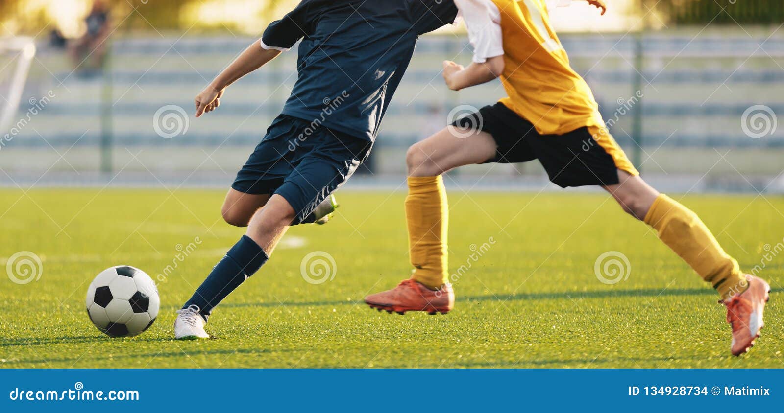 Dois Jogadores De Futebol Correndo E Dando Pontapés. Jogadores De Futebol  Adultos Competem No Jogo De Futebol Foto de Stock - Imagem de verde, duelo:  211382810