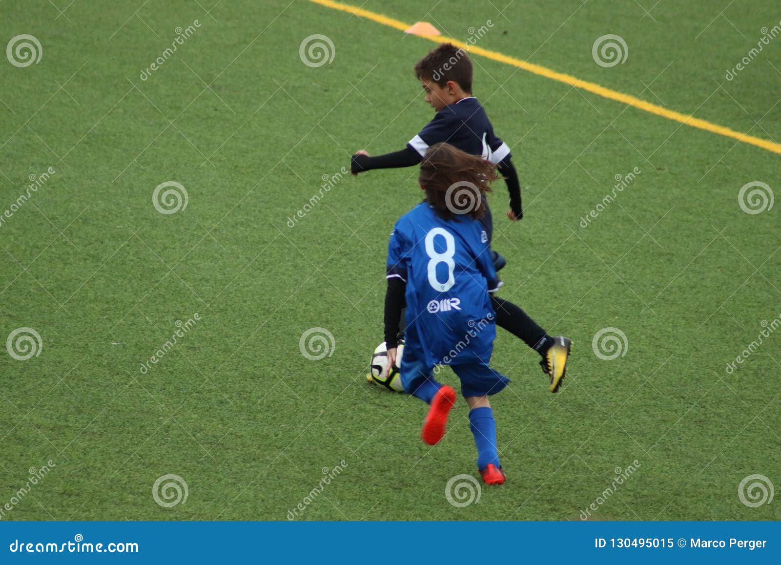 Os Jogadores Novos Jogam O Futebol Foto Editorial - Imagem de retroceder,  corte: 130496266