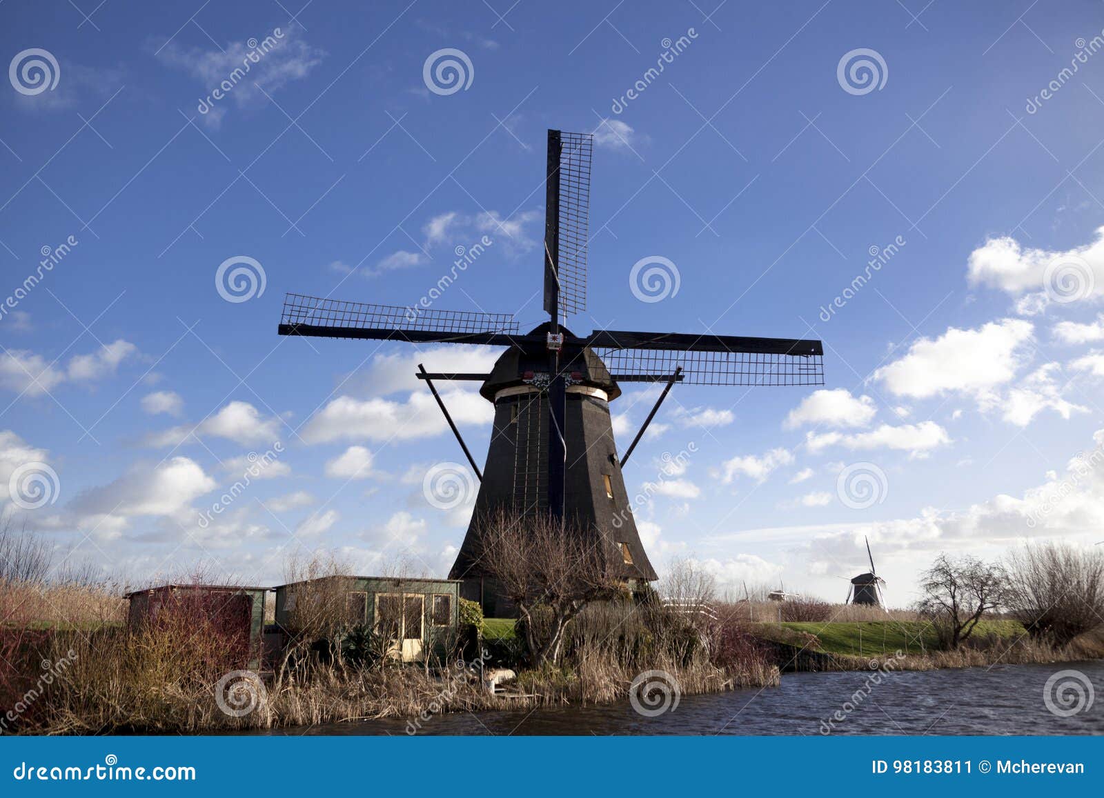 Os antigos moinhos de vento holandeses, Holanda, extensões rurais. Moinhos  de vento, o símbolo da Holanda . fotos, imagens de © mcherevan #163699988