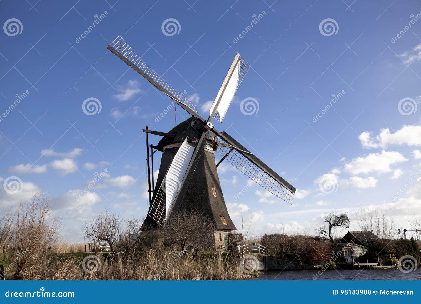 Os antigos moinhos de vento holandeses, Holanda, extensões rurais. Moinhos  de vento, o símbolo da Holanda . fotos, imagens de © mcherevan #163699988