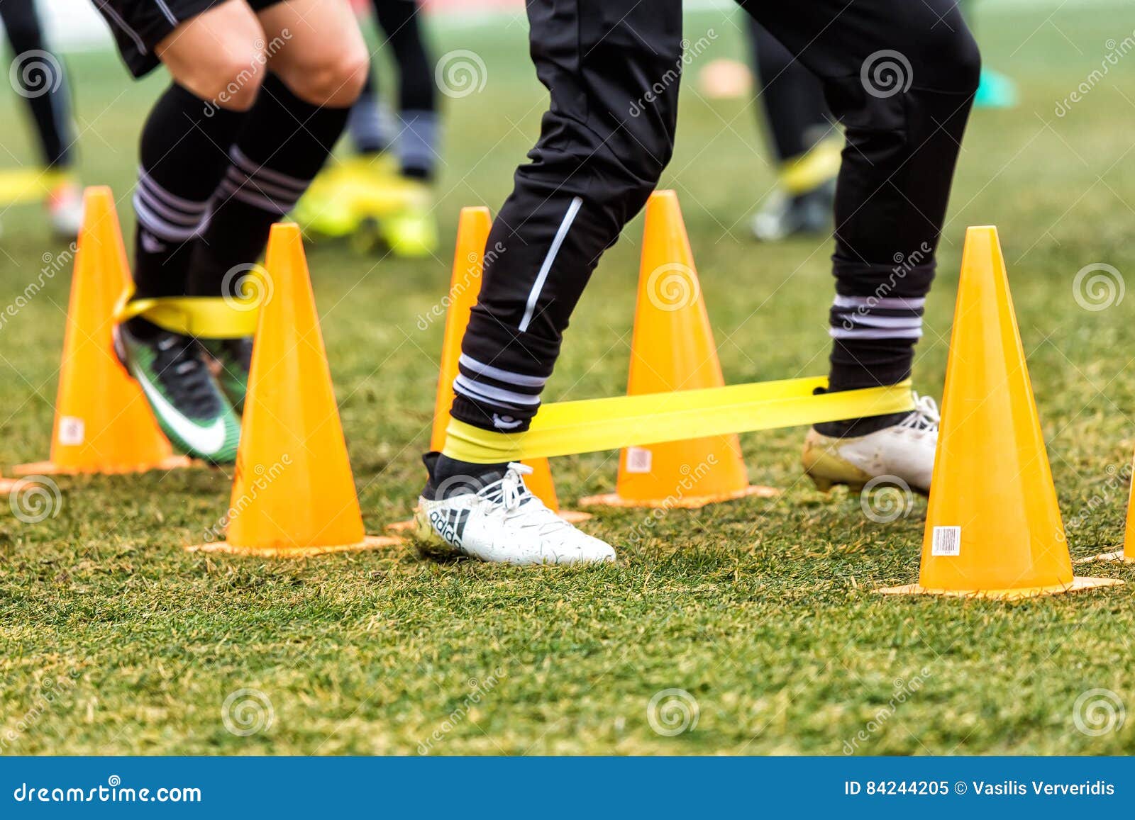 Os Pés Jogadores Do PAOK E De Equipamento De Treino Do Imagem Editorial - Imagem de campo, passo: 84244205