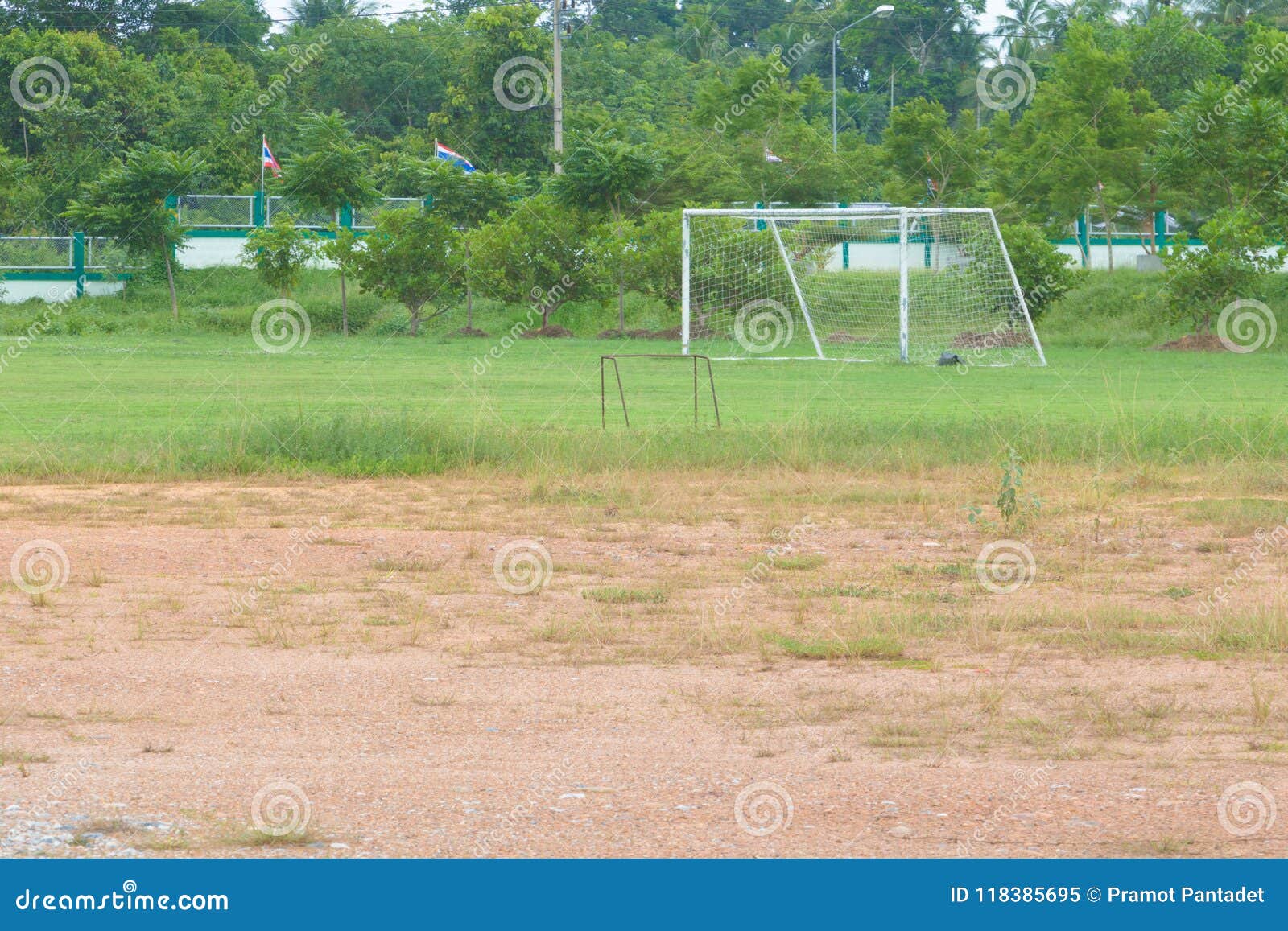 A velha bola de futebol na grama pior, pobre campo de jogo de futebol na  zona rural