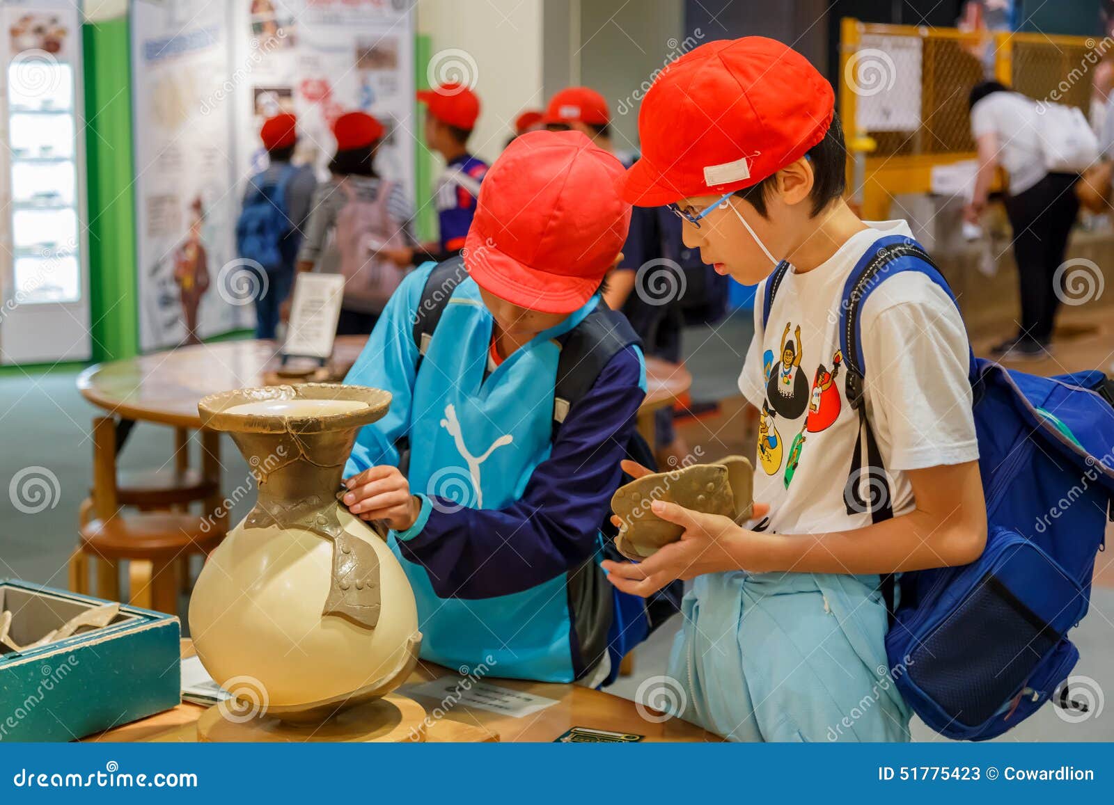 Osaka Museum de la historia. OSAKA, JAPÓN - 27 DE OCTUBRE: Museo de la historia en Osaka, Japón el 27 de octubre de 2014 Los estudiantes japoneses no identificados hacen un disparo al campo al centro arqueológico del recurso de Naniwa