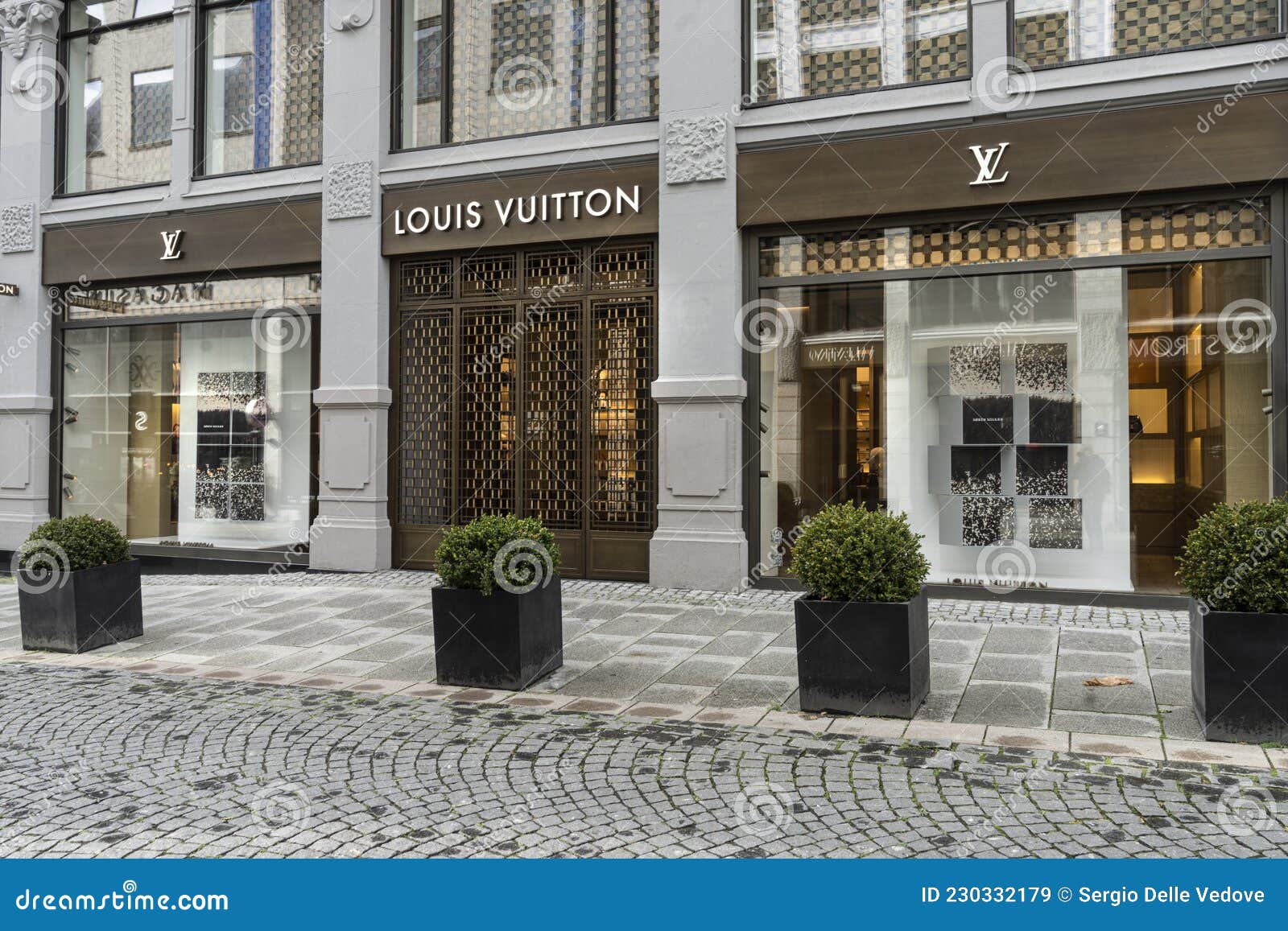 gruppe konservativ Stor eg Louis Vuitton Brand Shop in Oslo, Norway Editorial Stock Image - Image of  business, glass: 230332179