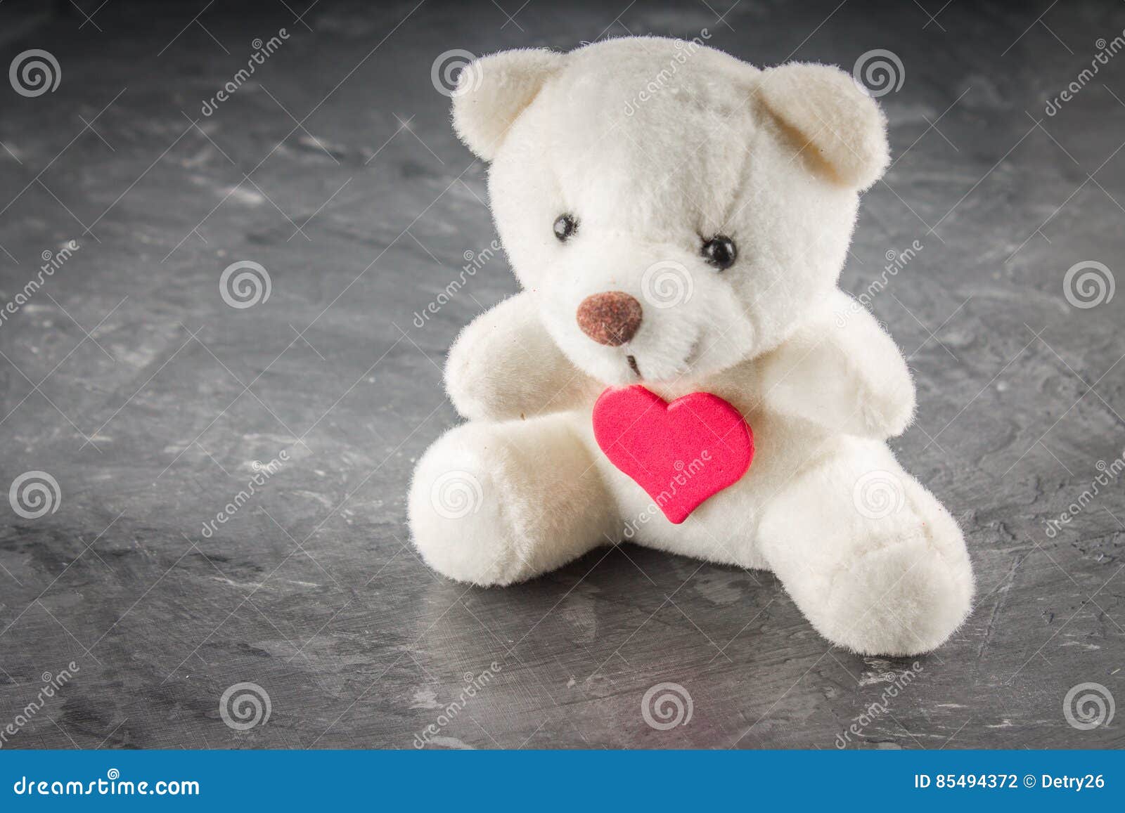 Oso De Peluche Con Un Corazón Rojo Aislado Sobre Fondo Blanco