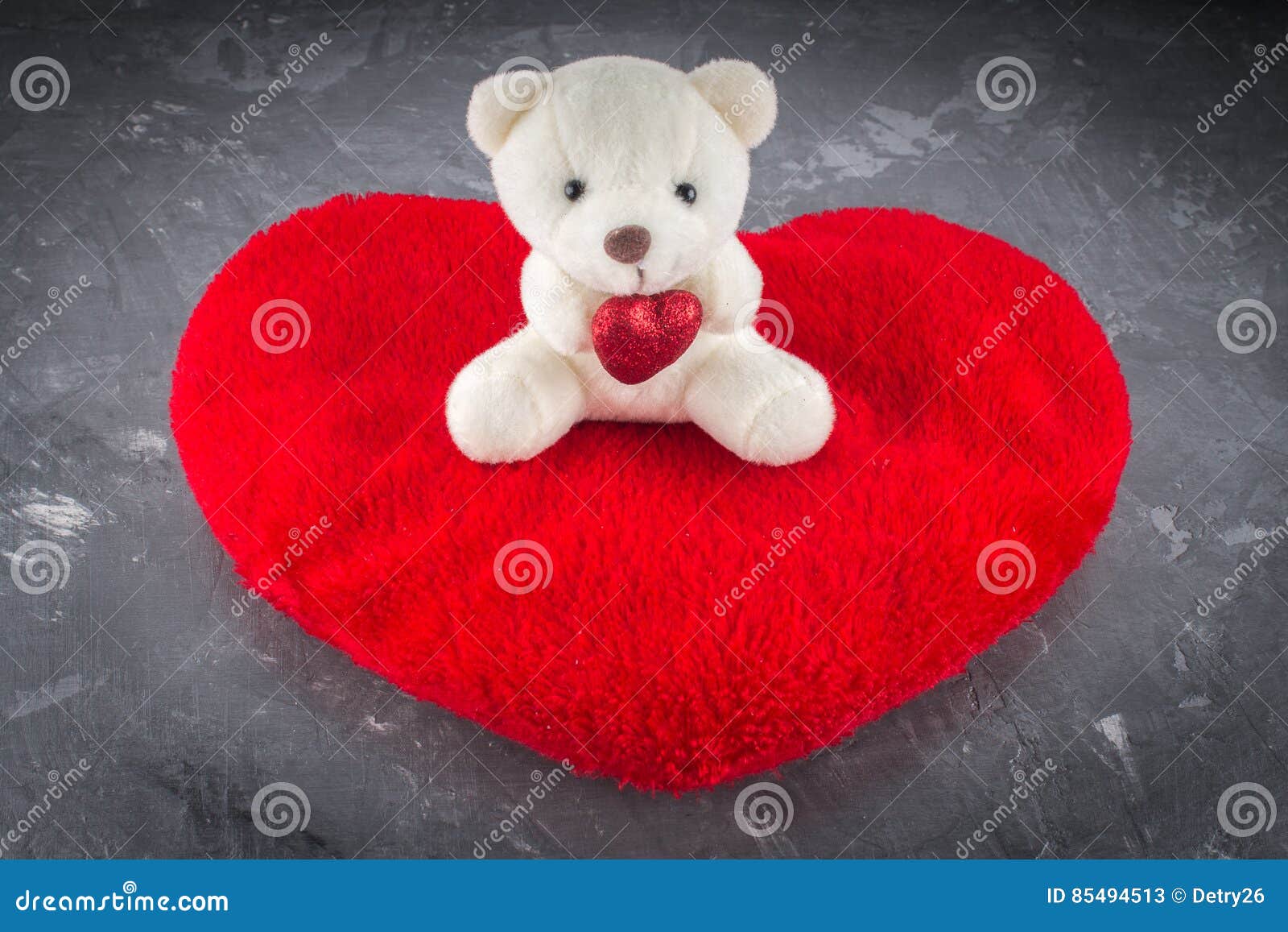 Oso De Peluche Con Un Corazón Rojo Aislado Sobre Fondo Blanco