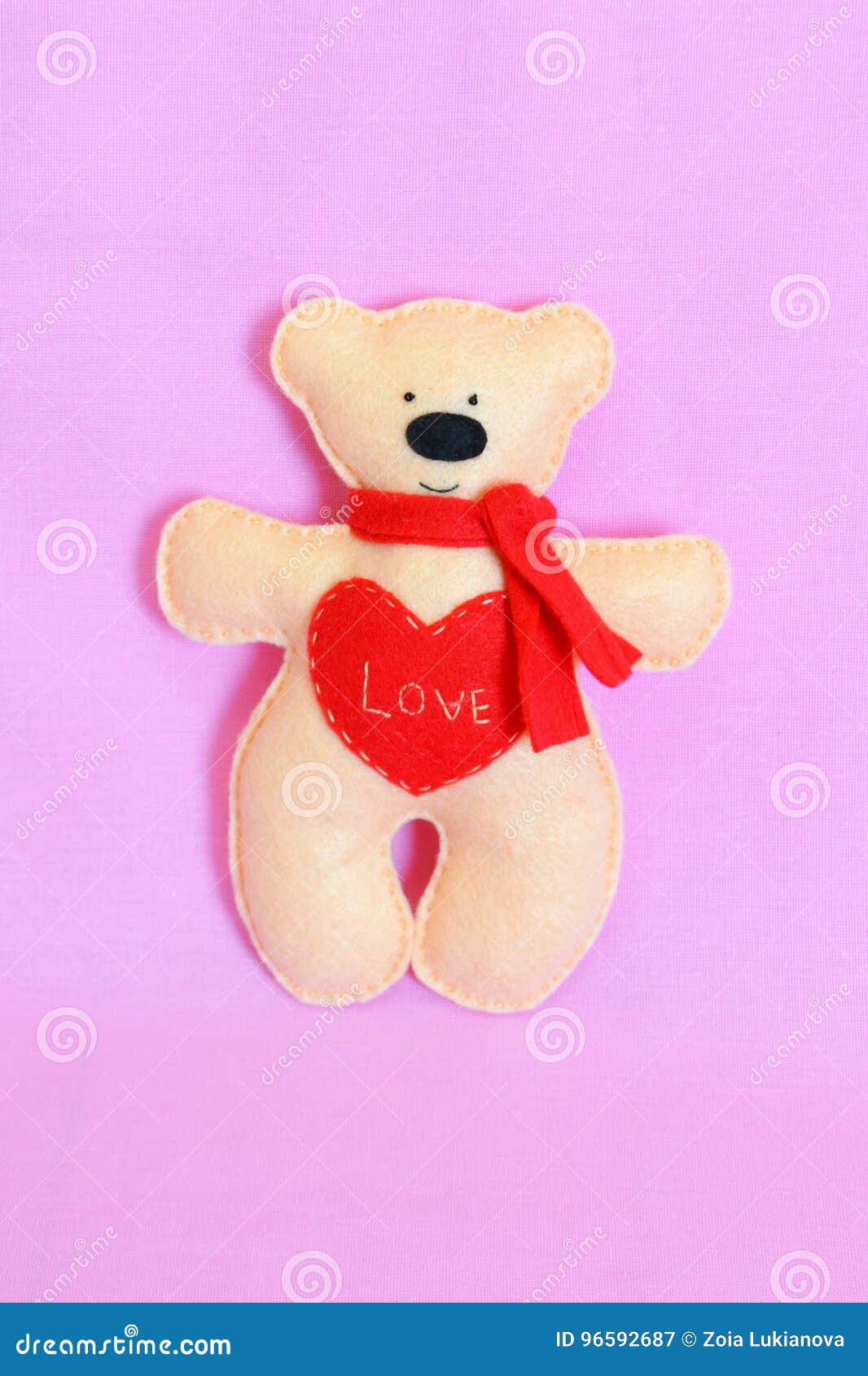 Oso De Peluche Del Fieltro Del Beige, Juguete Hecho A Mano Juguete Beige Divertido Del Oso Aislado En Un Fondo Rosado De La Tela Imagen de archivo - Imagen de rosado, peluche: