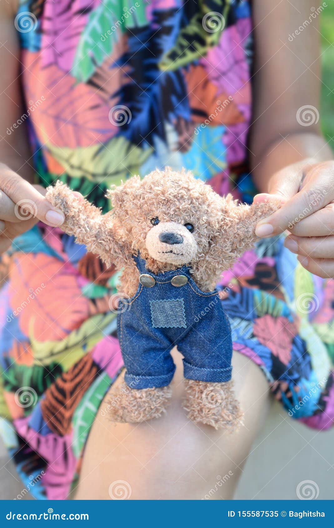 Oso De Peluche De La Tenencia Del Primer De La Mujer De Los Primeros Pasos Del Bebé Imagen de archivo - Imagen de peluche, bebé: 155587535