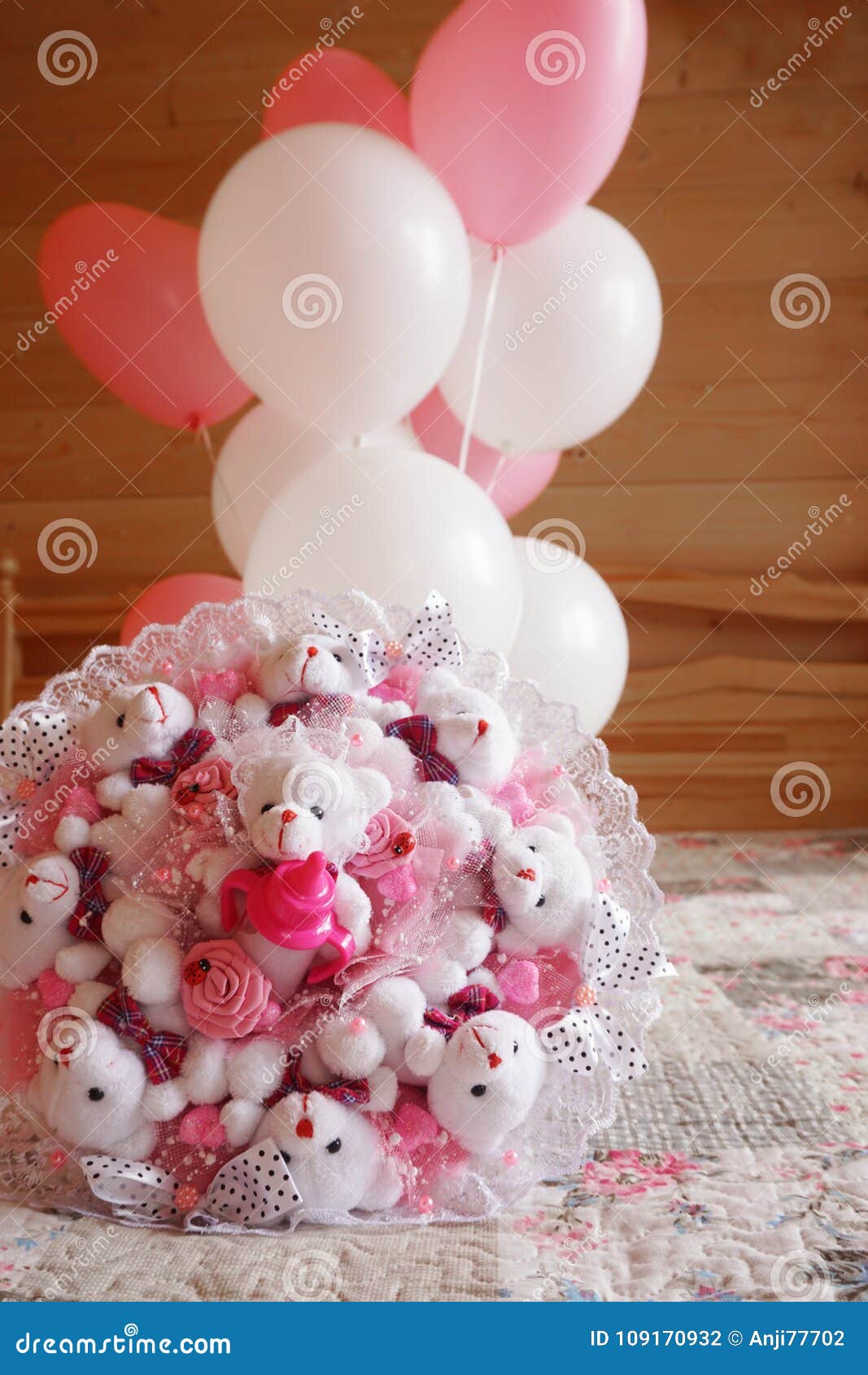 Osos De Peluche Para Las Muchachas Globos Regalo Foto De Archivo