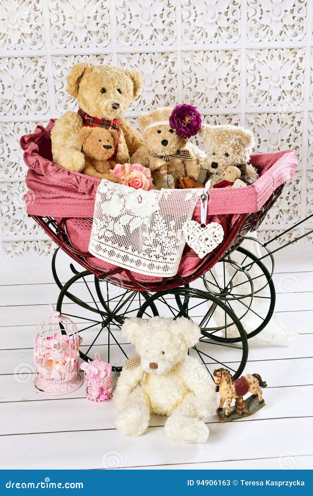 Osos Y Juguetes Viejos De Peluche En Carro De Bebé Del Vintage Imagen de archivo - Imagen de viejos, peluche: 94906163