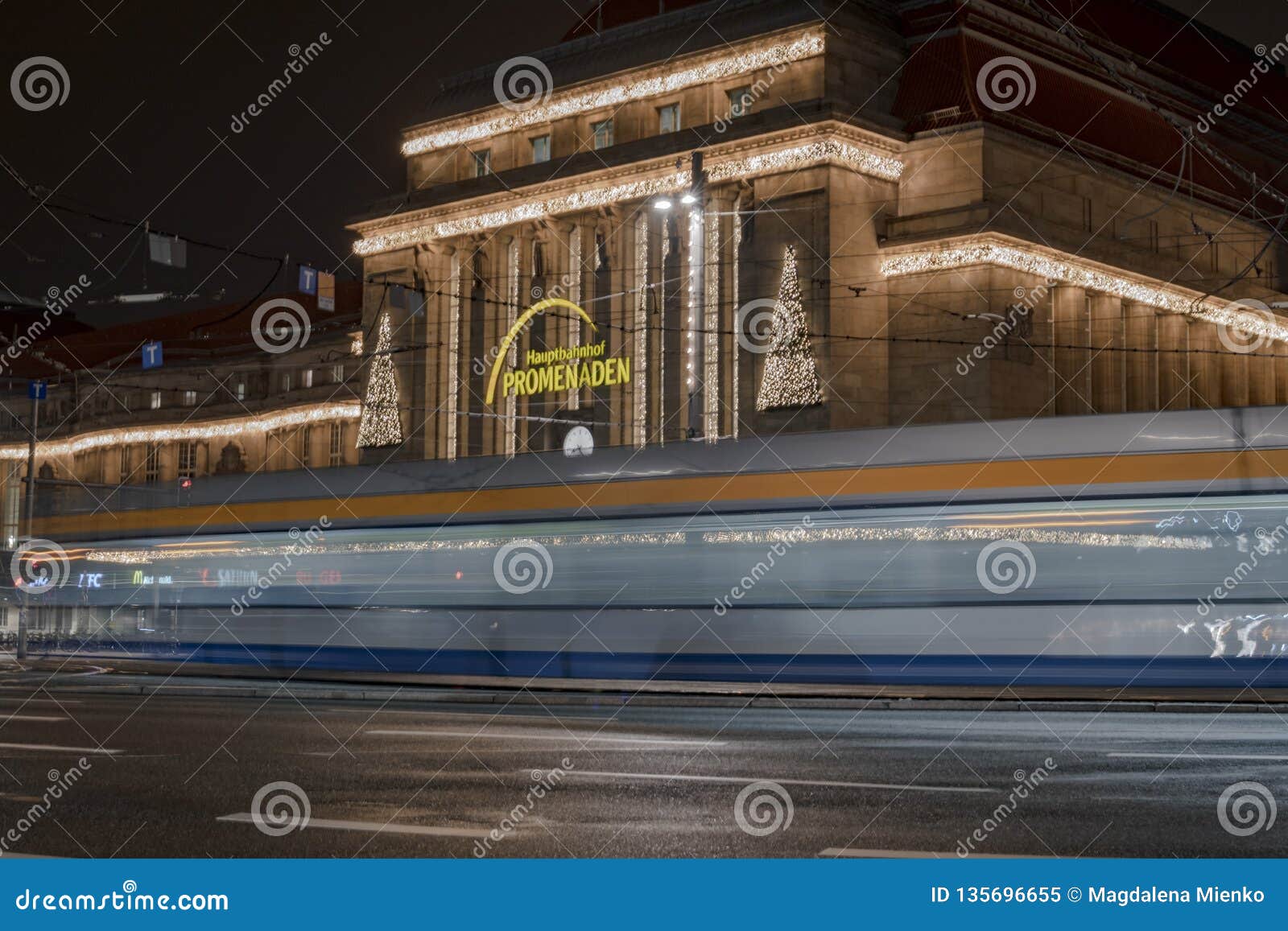 Osteingang Zum Hauptbahnhof In Leipzig Redaktionelles Bild Bild Von Eingang Nacht 135696655