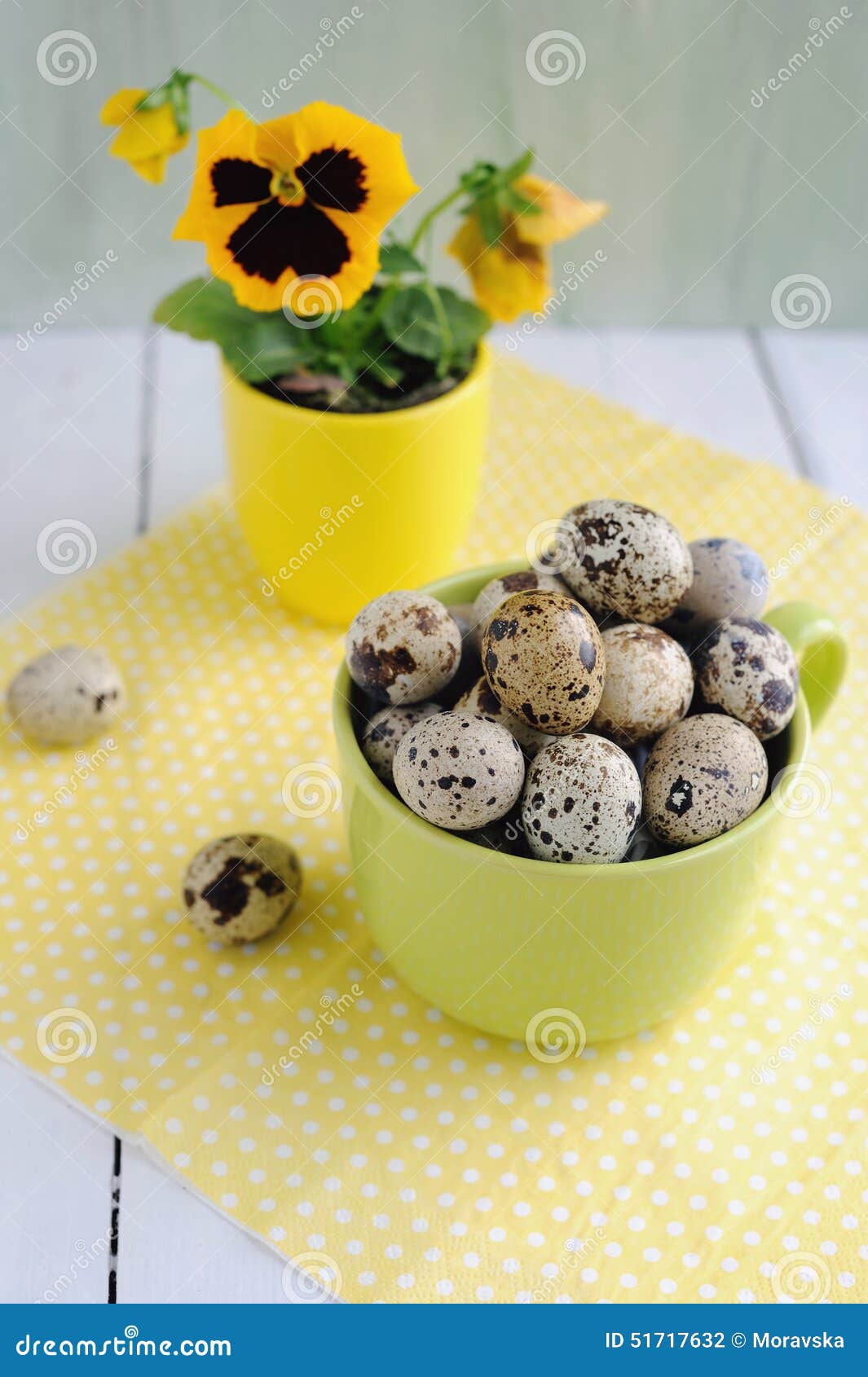 Ostern-Dekorationen - Eier, Blume Und Schalen Stockfoto - Bild von ...