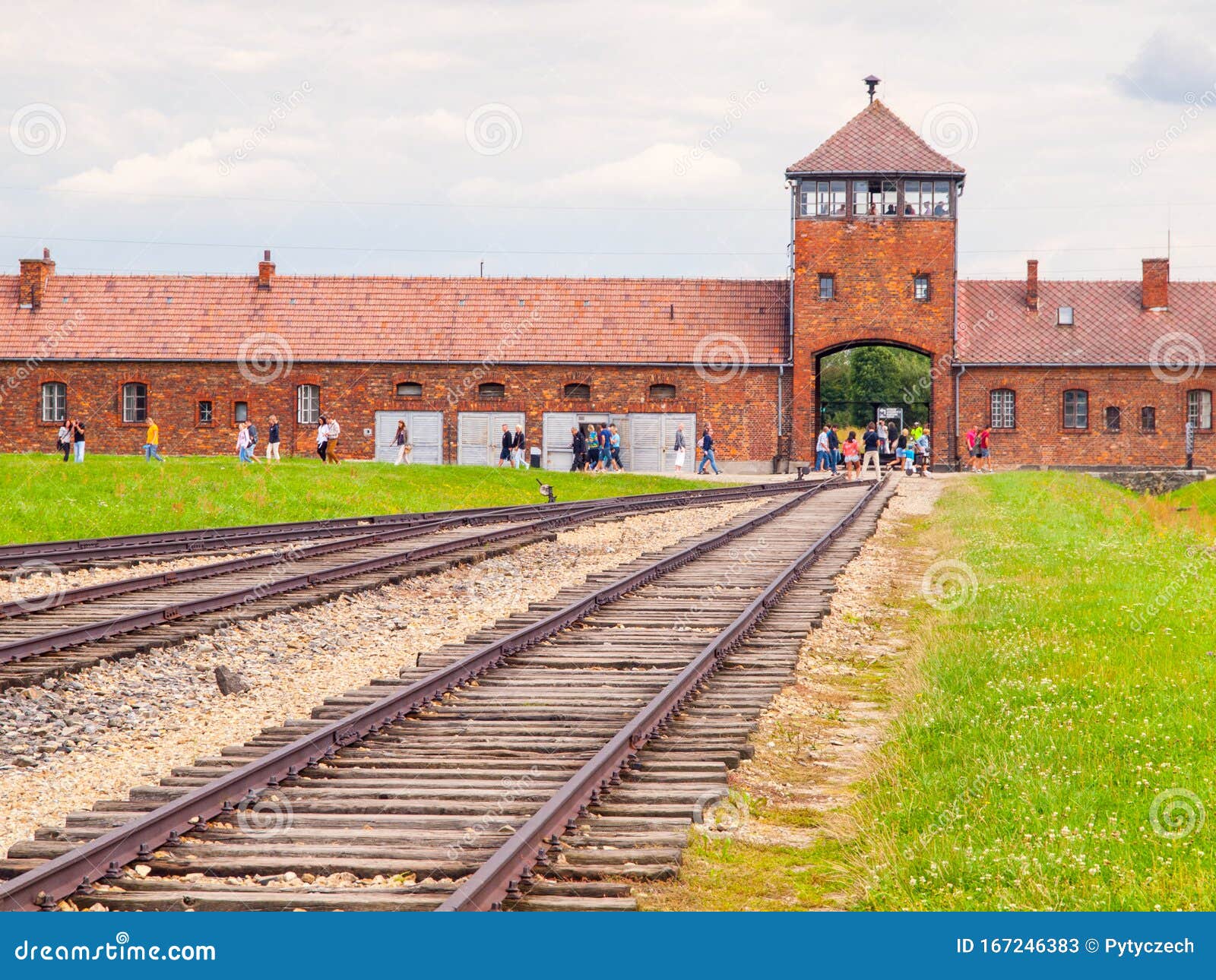 oswiecim-polen-17-august-2014-haupttor-des-konzentrationslagers-in