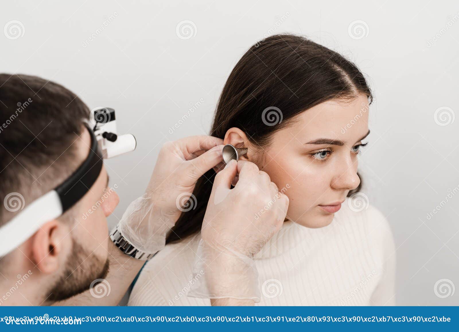 Otoscopie Des Oreilles Avec Entonnoir D'oreille. Médecin Traitant