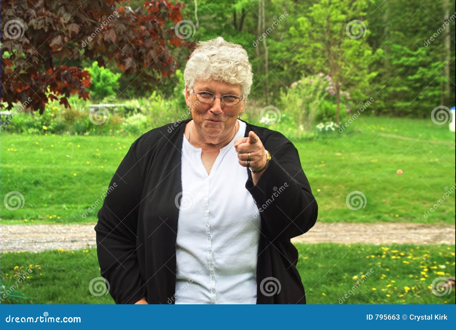 Ottenendo nella difficoltà. Nonna che è sciocca e mi che dà difficoltà