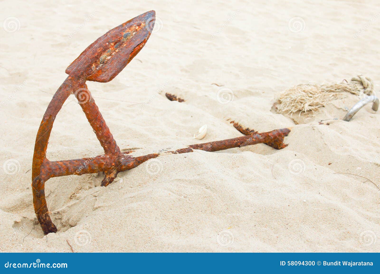 Voor u verzending output Oud Anker Op Zand Van Het Strand Stock Foto - Image of groot, grond:  58094300