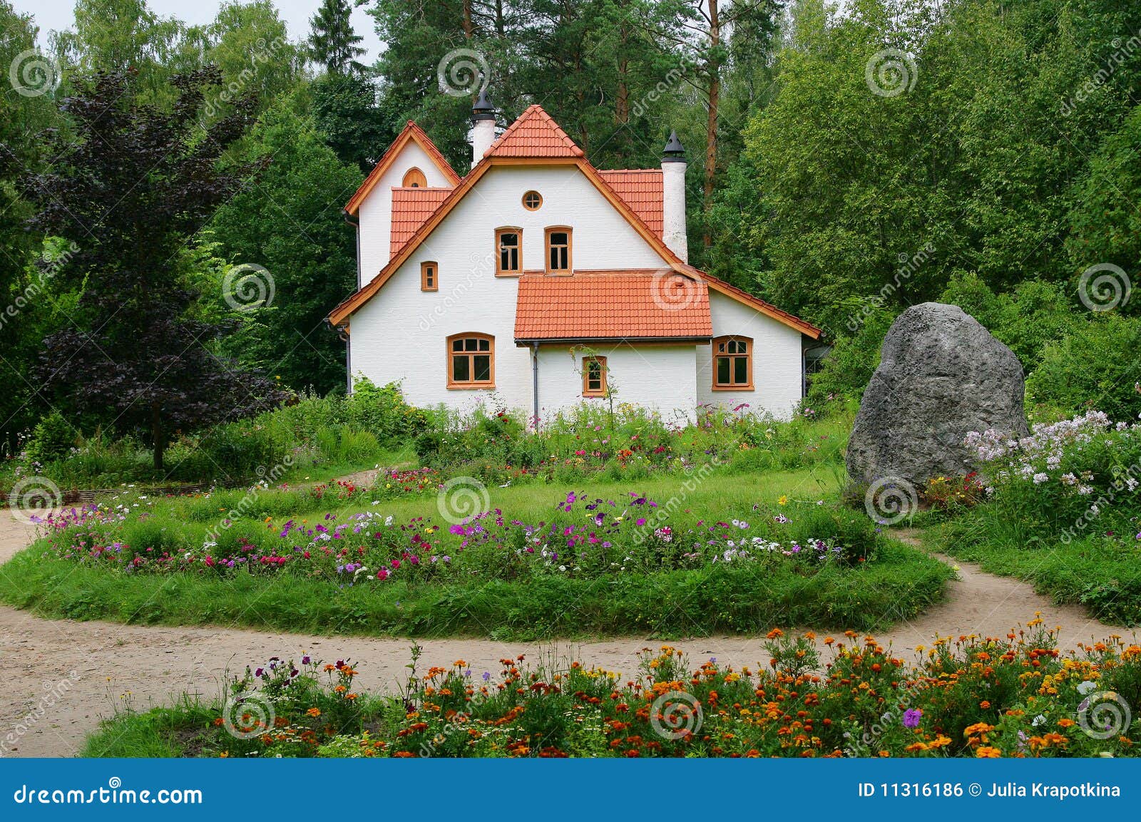 Oud buitenhuis. Dit is landlandgoed van Russische schilder Polenov, genoemd Polenovo