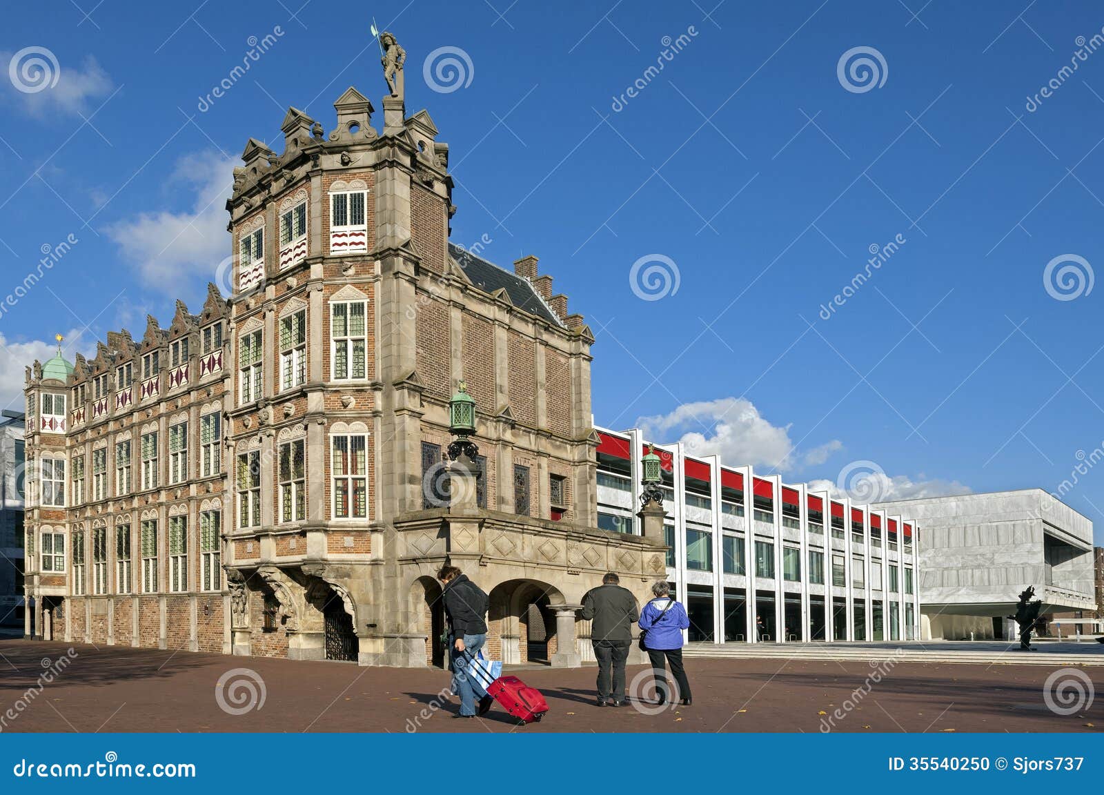 Oud En Nieuw Deel Van Het Stadhuis Van Arnhem Redactionele Afbeelding