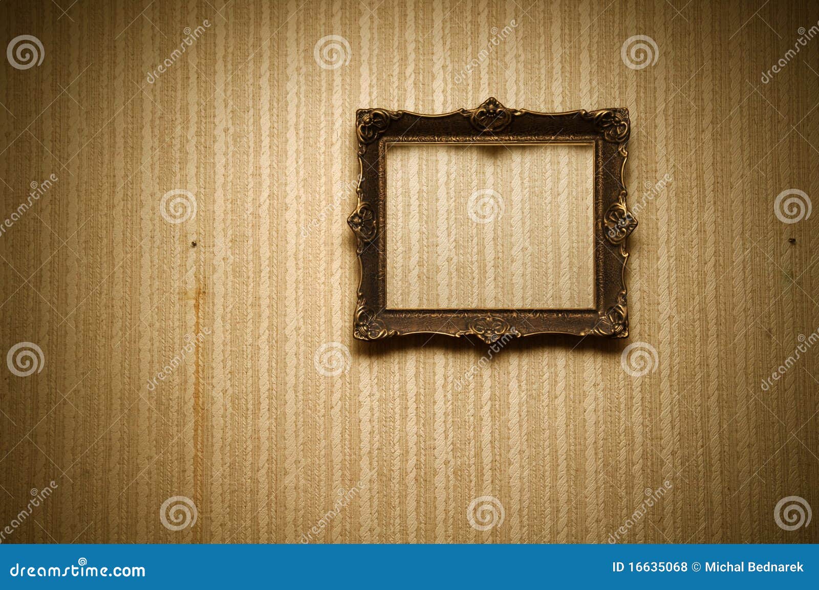 Oud frame op retro muur stock foto. Image of versieren 16635068