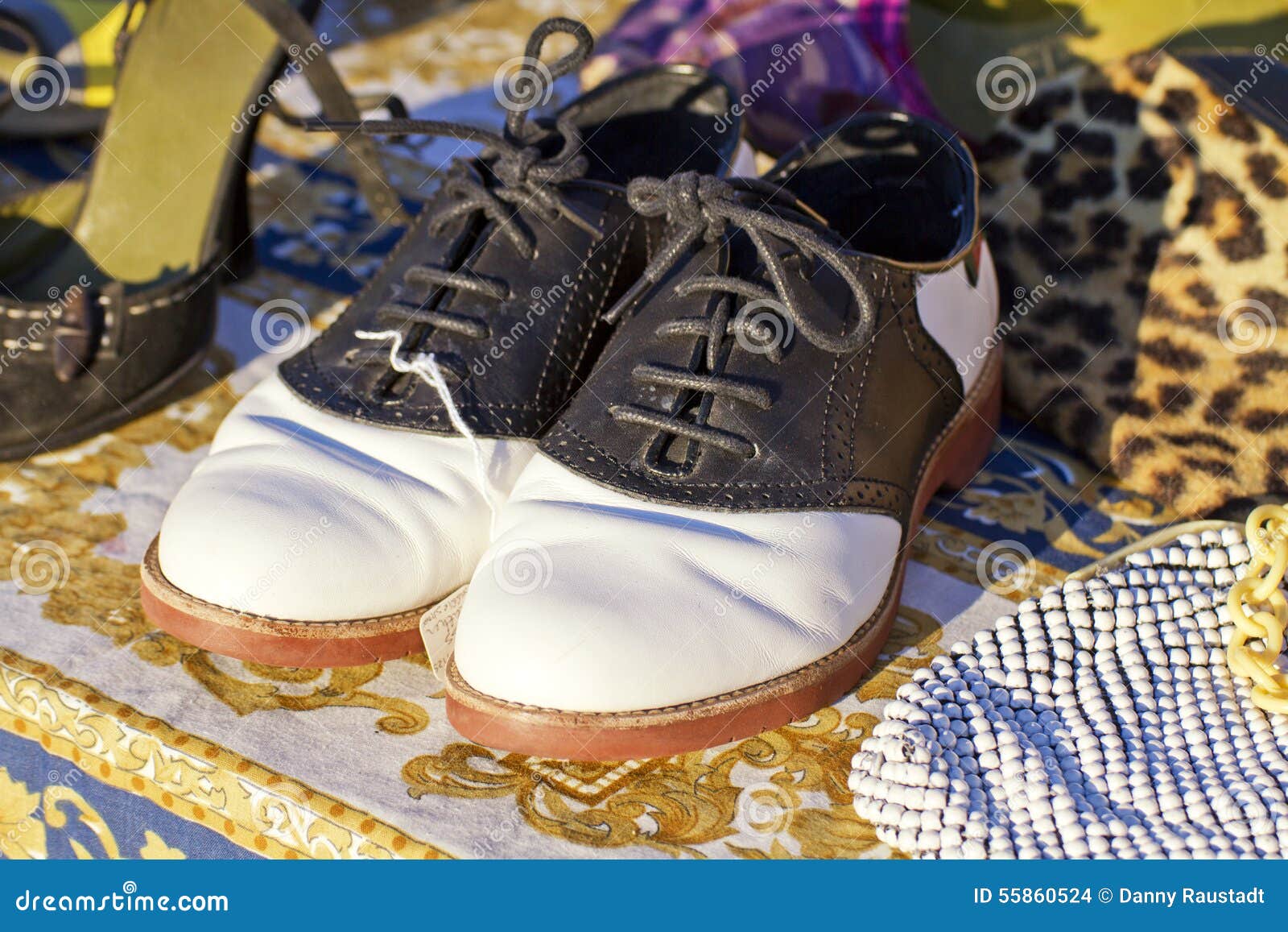 ONWAAR beoefenaar Th Oud Gebruikt Paar Schoenen Van Het Jaren '50zadel Stock Foto - Image of  leder, verzending: 55860524