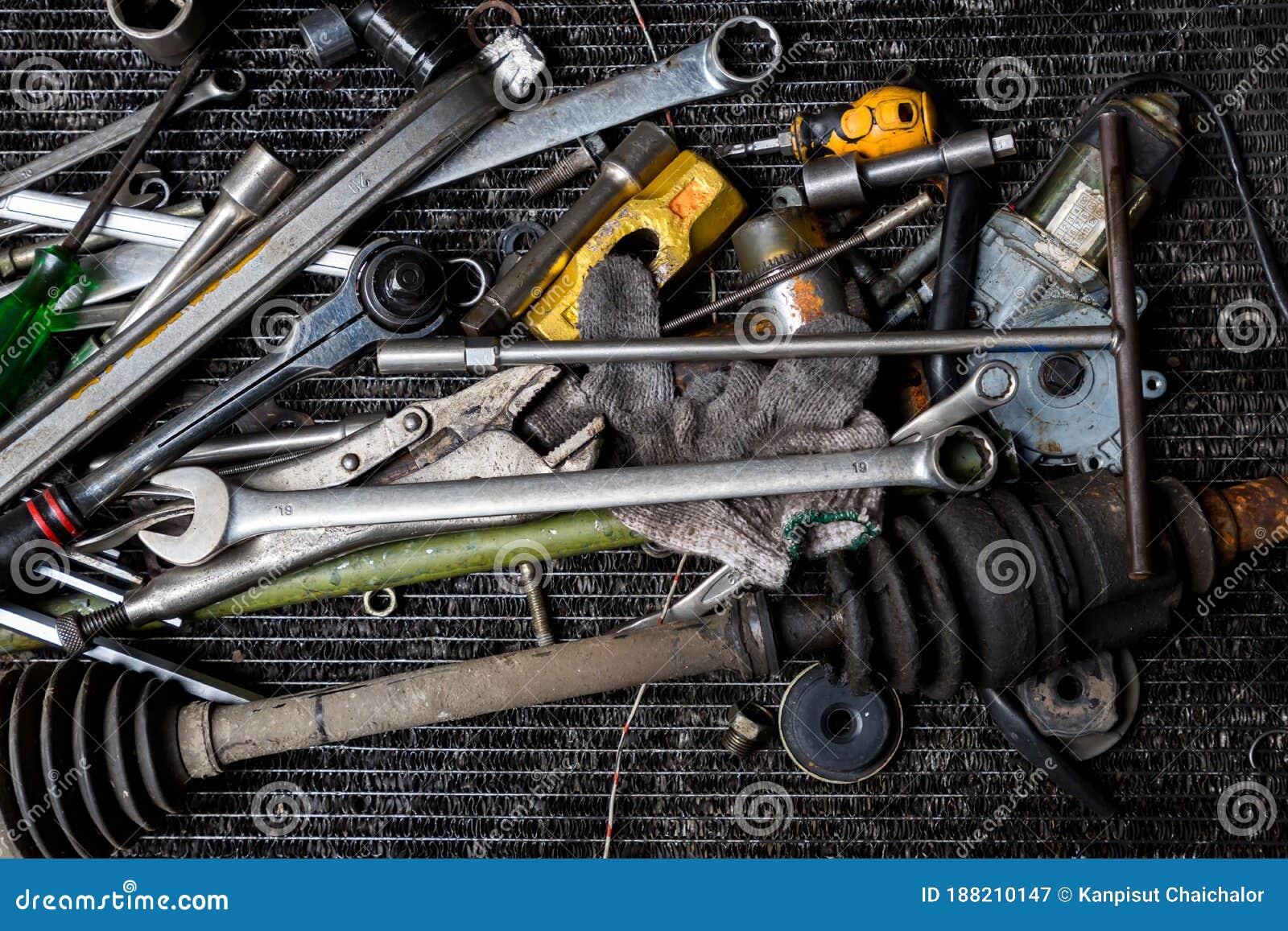 Geheim elegant Hub Oud Gereedschap Op De Vloer in Werkplaatshulpmiddel in Oude Garagestijl. Plat Leunbaar Oud Handgereedschap, Schroefdraad, Rusten, Stock Afbeelding - Image of bout, bouw: 188210147 Geheim elegant Hub Oud Gereedschap Op De Vloer in Werkplaatshulpmiddel in Oude Garagestijl. Plat Leunbaar Oud Handgereedschap, Schroefdraad, Rusten, Stock Afbeelding - Image of bout, bouw: 188210147