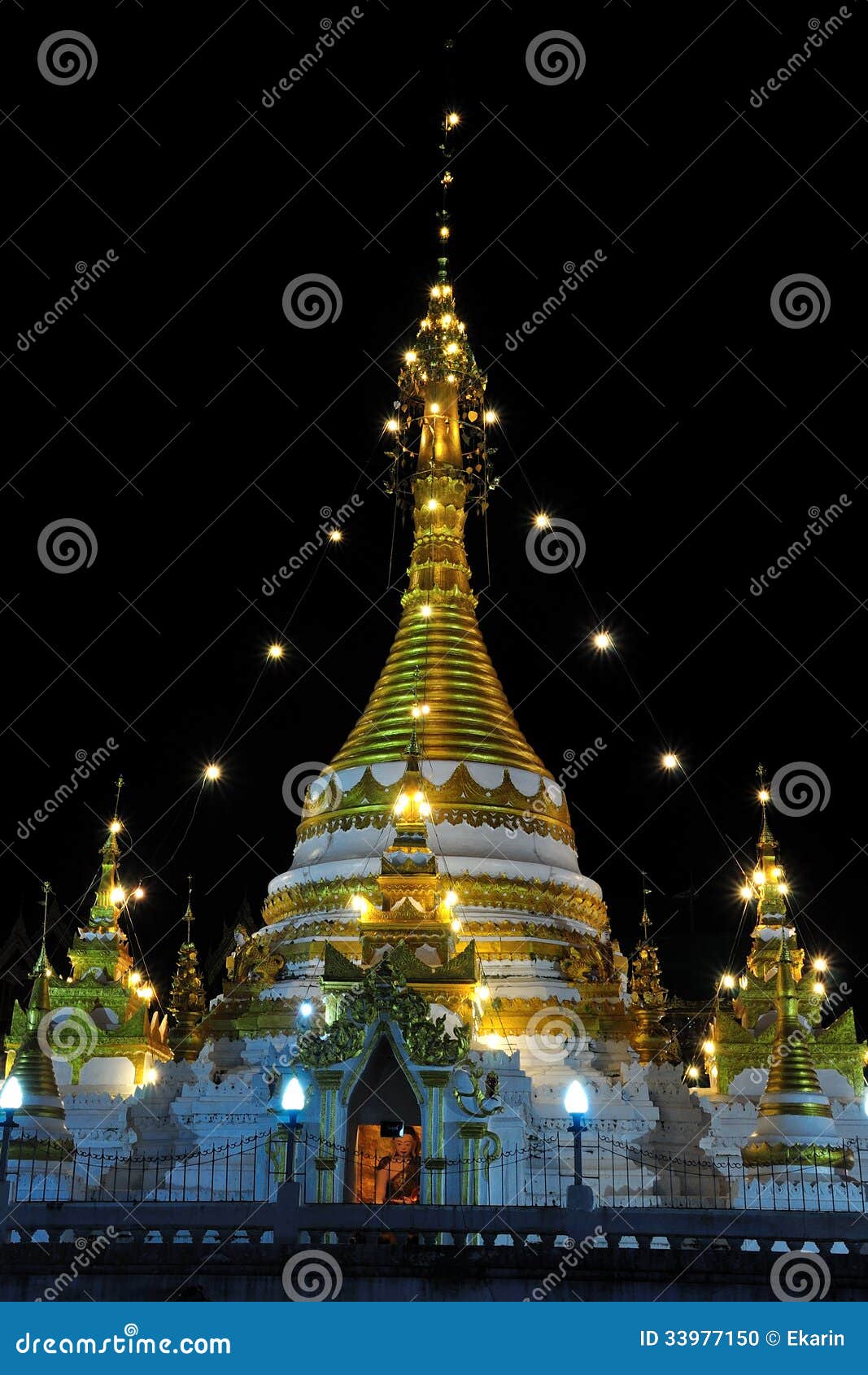Oud Gouden Pagode NoordThailand. Stock Foto Image of meer, licht